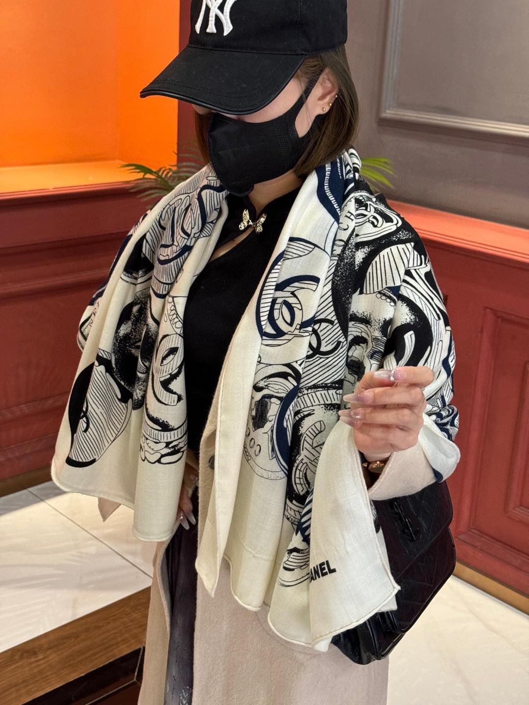 NO:188371,New [Coin] High cost-effective Chanel [Double-sided and same color] High density High craftsmanship 140*140 shawl, 70 cashmere 30 silk, double-sided and double-color, true elegance is enduring after time test, coco's legend lies in the philosophical spirit of the fashion circle Chanel 1910 opened its first store in Paris 31ruecambon. The classic color scheme is Chanel's iconic color Black emphasizes the fundamentals of things, among the classic works of chanel, coco makes black popular, and now black still dominates the fashion industry's high-version scarf, high-version scarf, manolo blahnik, chanel, chanel, real silk, shawls19860909上新【钱币】 高性价比香奈儿【双面同色】 高密度 高工艺 140*140大披肩,70羊绒30真丝,双面双色,真正的优雅是经过时间检验而经久不衰 ,coco的传奇一身藏着时尚圈的哲学精神 Chanel1910开了第一家店在的巴黎31ruecambon. 经典的配色是香奈儿标志性 颜色 黑色强调了事物的根本,chanel的经典之作中是coco让黑色流行,现在黑色仍然统治着时尚界高版本围巾,高版本围巾,manolo blahnik,chanel,chanel,real silk,shawls,scarf