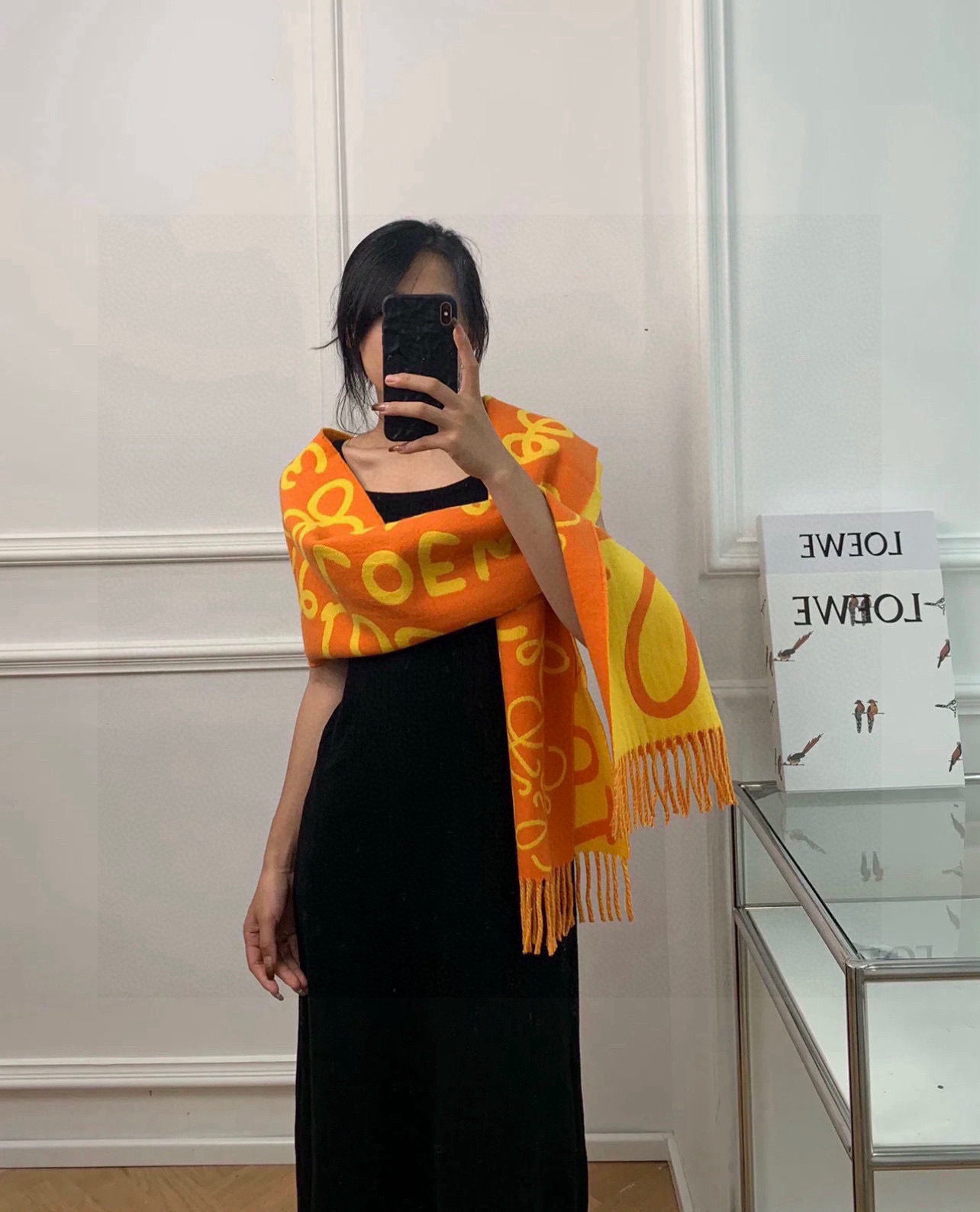 NO:188387,LOE graffiti jacquard double-sided scarf, this style is a hit!  But at the same time, countless versions have appeared on the market. Others don’t talk about the goods, but they all have their own ways. I will only introduce my products. First of all, the raw materials of scarves are made of cashmere and lamb wool. The spinning yarn is 15s/1, which is the original process. Since the scarf weighs a heavier, about 280 grams, and it reaches more than 440 grams per square meter, the warp and weft density of scarves exceeds the limit of conventional scarves. Since the weight of scarves is heavier, unlike other scarves with about 220 grams, the requirements for workers during weaving are particularly high, so the output is not very high and the production cycle is relatively long. In the later procedure, when tidying the scarf, the process of zero-point wool is used. While ensuring the feel of the scarf, try to make the suede of the scarf smaller, which will make the pattern of the scarf particularly clear!  And there will be no hair loss. As for the auxiliary materials, the leather mark of the scarf uses a pattern machine to tie the mark. Unlike other sewing machines, the mark threading is relatively even, and there will be no large stitch or small stitch!  Walking up without doubt, giving gifts for your own use is awesome. Wearing couples more unique and fashionable. Ingredients 90 wool 10 cashmere, gram weight 280g, size 30*180cm high-version scarf, high-version scarf, loewe19860909LOE涂鸦提花双面围巾,此款一出,即是爆款！但同时市面上也出现了无数版本.别人的货不谈,各有各路.只介绍一下我的货首先是围巾的原料,采用羊绒和羔羊毛混纺的纱线,纺纱纱支为15s/1,对原版工艺.由于围巾克重比较重,大概280克左右,每平米达到了440多克,所以围巾的经纬密都超出了常规围巾的极限.由于围巾的克重比较重,不同于其他家那些220克左右的围巾,织造时对工人的要求特别高,所以产量不是很高,生产周期相对比较长.后面程序,围巾在后整理时,采用的是零点起毛的工艺,在保证围巾手感的同时,尽量使围巾的绒面小一点,这样会使围巾的图案特别清晰！而且也不会出现掉毛现象.至于辅料,围巾的皮标采用的是花样机扎标,不同于其他的用的是缝纫机,这样标的走线比较均匀,不会出现一针大,一针小的现象！无需怀疑直接走起来,送礼自用都是绝绝子,情侣佩戴更加彰显个性时尚,成分90羊毛10羊绒,克重280g,尺寸30*180cm 高版本围巾,高版本围巾,loewe,scarf