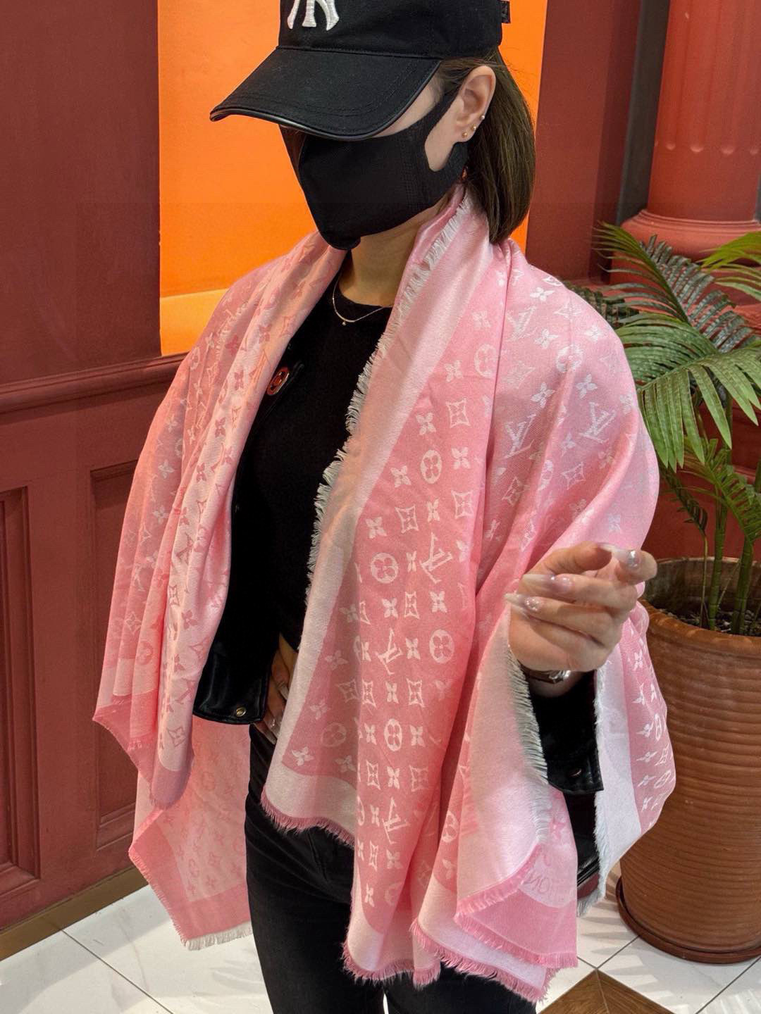 NO:188372,LV jacquard silk cashmere style, the most advanced original single-tail product, this is the hard product that you live up to expectations, and finally waited for the new LV counter that you are thinking about, very satisfied with the export order of the production and export, jacquard cashmere badge square scarf series My big donkey's things are definitely not an ordinary person. In terms of quality, you can see that the rough texture is a very clear fabric, which is an excellent Nepalese cashmere raw material. The touch is soft and delicate, which is very similar to the skin of a baby. The scarf is scattered on all sides and is dynamic and energetic. 5400  is to save you money 140*140cm high-version scarf, high-version scarf, louis vuitton, louis vuitton, louis vuitton, louis vuitton, real silk19860909LV 提花真丝羊绒款,最高级的原单尾货,这才是硬货不负众望,终于等到了你们心念念的LV专柜爆炸款新货,很满意的出品出口订单,提花羊绒徽章方巾系列我的大驴家东西绝非等闲之辈.论品质看渣土就能看出个大概纹路清晰面料是极好的尼泊尔山羊绒原料.触感柔糯细腻像极了婴儿的肌肤.围巾四边散须动感有活力专柜5400 就是让你们省钱140*140cm高版本围巾,高版本围巾,louis vuitton,louis vuitton,louis vuitton,real silk,scarf