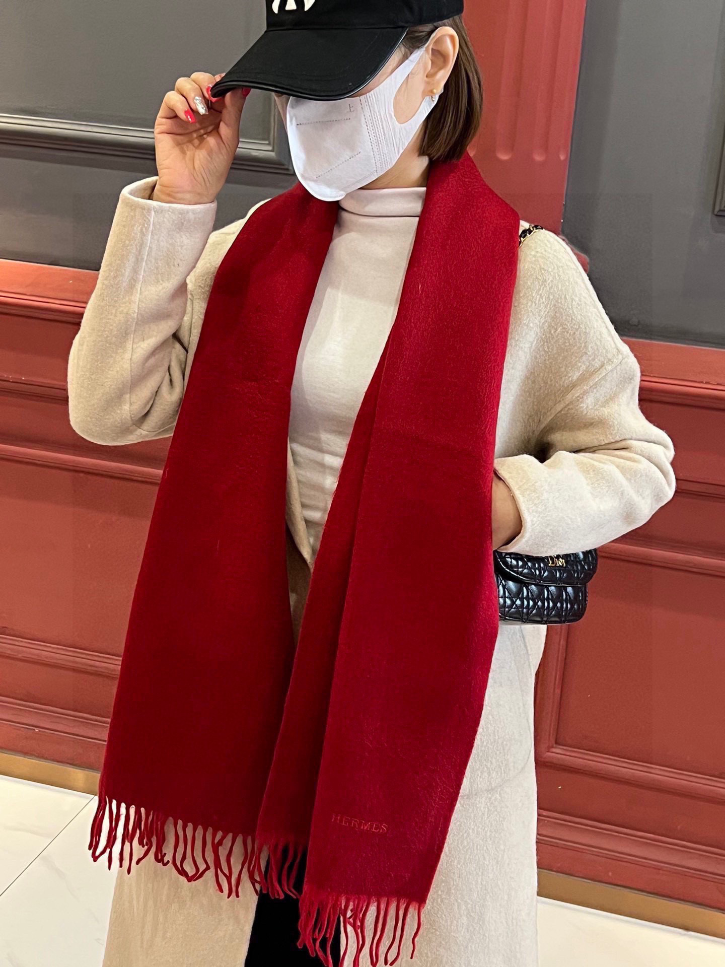 NO:188376,HERMFS [Hermasse] Paris Fashion Show double-sided cashmere scarf!  Use fine cashmere on the Mongolian Plateau!  The touch is full of delicate fluff!  This price is absolutely 100% affordable!  Exquisite embroidery craftsmanship!  It’s good to keep your own gifts!  Absolutely good product!  Each one has been inspected and shipped several times!  No one-time product!  Not satisfied with the feel of the bag!  It's a pity to miss such a good thing. Size 180*35 high-version scarf, high-version scarf, hermes, hermes19860909HERMFS【爱马仕】巴黎时装展双面羊绒围巾！采用蒙古高原细羊绒！手感满满地都是细腻的绒毛！这个价格绝对百分之百的实惠！精湛绝伦的绣字工艺！送礼自留都不错！绝对好货！每条都经过多次检查出货！无一次品！不满意手感包退换！这样的好东西错过实在可惜 尺寸180*35高版本围巾,高版本围巾,hermes,hermes,scarf