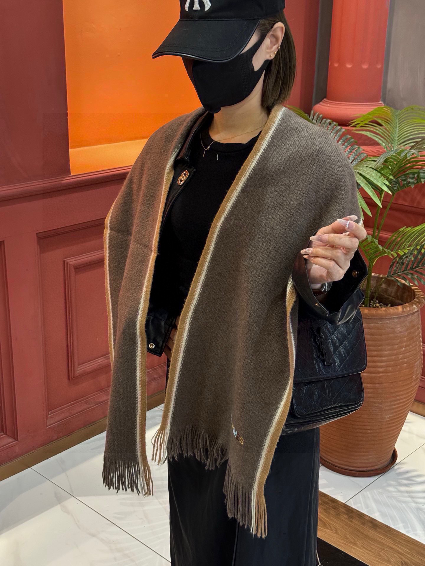 NO:188382,Hermes synchronous counter, high-end cashmere knitted scarf!  】It can be formal, free, very Classical men's design. This weaving method is relatively difficult, and it costs a lot of yarn, and the process is very difficult!  !  !  Such a men's scarf is definitely an outdated item!  The cashmere scarf that looks good at any surround is really unique!  !  It's so practical and versatile, but there's no unnecessary design, and it looks good no matter how you surround it!  It has a drape, warm and very slimming!  It is very suitable to match formal wear or casual wear ~ folding or circling is perfect, with a warm and graceful demeanor 30180 High-version scarf, high-version scarf, christian louboutin, hermes, hermes19860909Hermes（爱马仕）同步专柜,高端羊绒针织围巾！】可正式,可随意,非常Classical的男款设计.这款织法比较难,又很费纱线,工艺难度非常大！！！这样的男款围巾,绝对是一条审美不过时的单品！随便围都会好看的羊绒围巾,版型真是一绝！！太实用百搭了,其实没有多余的设计,怎么围都好看！有垂坠感,温暖且非常显瘦！搭配正装或者搭配休闲装都很合适~对折挂围或者绕圈围都完全可以,有温度的风度30180 高版本围巾,高版本围巾,christian louboutin,hermes,hermes,scarf