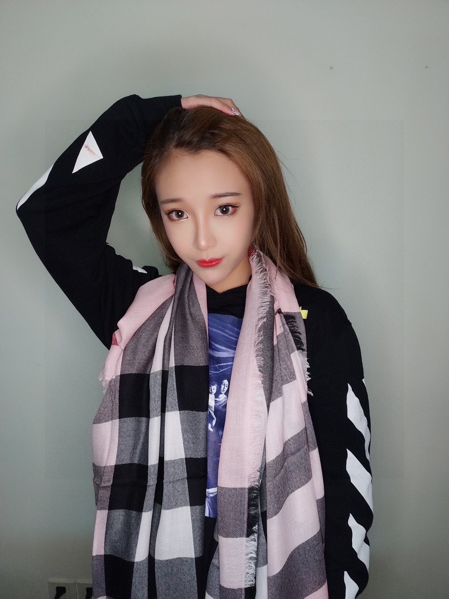 NO:188390,Key recommendations: Burberry's new French counter, exquisite embroidery, gives people a more delicate and delicate feeling, softer texture, smoother because of cashmere, but very thin, put it aside, thicker, more suitable for most seasons... fold it and put it in a bag at any time [Smile] [Smile] I sincerely recommend everyone to have one hand. There is always one color suitable for you. Romantic two-head disassembly. My family still continues to use the classic counter manufacturing method [Smile] Size90*200 high-version scarf, high-version scarf, burberry19860909重点推荐 巴宝莉法国专柜新货 精美绣标 给人更秀气,精致的感觉 质感更柔 更顺滑 因为采用羊绒的缘故,但非常轻薄 抛开厚重 更适合大部分季节使用…折起来放进包包随时用[偷笑][偷笑]真心推荐人手入一条 总有一色适合你 浪漫二头拆须 我家依旧延用专柜经典制造法[得意] Size90*200高版本围巾,高版本围巾,burberry,scarf