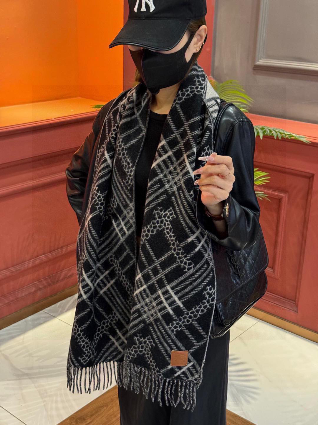 NO:188391,Double-sided scarf Burberry plaid scarf is so beautiful that it is going crazy. It is so stylish and charming. It is very gentle and fashionable autumn and winter items!  I really like it, very Classical men's design. There are few things for men and cashmere, and the feel is really amazing. The upper body effect is really good no matter how you surround it!  !  This style is really bought with your eyes closed, and it is easy to control at any age!  !  !  30*168cm high-version scarf, high-version scarf, burberry, burberry, christian louboutin19860909双面围巾 Burberry · 巴宝莉格子围巾好看的要疯掉了,太有型太有魅力了非常斯文时尚的秋冬单品！真的很喜欢,非常Classical的男款设计.男人的东西少而精羊绒,手感真的绝了上身效果真的随便怎么围都好看！！这种款式真的闭着眼买,任何年龄层都轻松驾驭！！！30*168cm高版本围巾,高版本围巾,burberry,burberry,christian louboutin,scarf