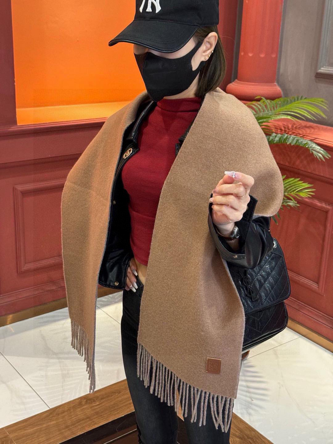 NO:188396,So beautiful, Lo Yiwei, couples, so beautiful that you want to scream the latest British, European and American style in the counter, it is another fashionable and practical big scarf & long scarf. The contrasting color matching is very coordinated, the scarf feels soft, fashionable and warm to wear, atmospheric and stylish, plaid controls, don't miss it, size 30*164 8*2, please hurry up and grab high-version scarf, high-version scarf, loewe19860909太美了罗意威 情侣款 美到要尖叫专柜最新款英伦欧美范儿 又是一款即时尚又实用的大围巾&长巾,撞色的颜色搭配很协调,围巾手感柔软,戴起来时尚暖和,大气有范儿,格子控们,不要错过哦,尺寸30*164 8*2,亲们速度开抢高版本围巾,高版本围巾,loewe,scarf