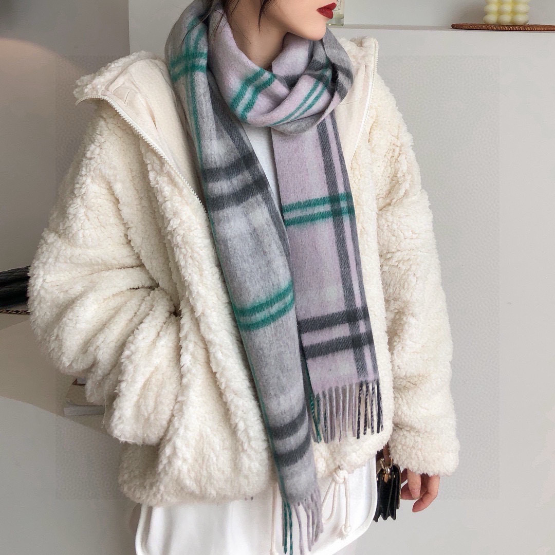 NO:188399,Burberry burberry counter-grade classic cashmere plaid scarf!  !  A must-have recommendation for the True Fragrance Series!  The latest quality of the counter is currently replaced with a new white label with pure handmade four-corner seam!  !  The classic among the classics is the most awesome!  !  All other F-goods are so weak, real and pure cashmere!  This export specification has always been our ace reputation series. It must be won and won countless fans, and the sisters have to give themselves a complete one!  !  !  In short, a good product is a good product. The double-sided cashmere has a very clear and beautiful water ripples of 25*190, and the clear water ripples. This is the only batch of good products. I really don’t make up for it after selling it. I get what you pay for. The factory said that this product will not place an order again. The customer provides yarn, dyes, and sets the color again. It will take half a year to toss and turns!  There are only one batch this year, not many!  The touch is soft and fluffy, luxurious and textured!  !  A serious good thing!  High-version scarf, high-version scarf, burberry, burberry19860909巴宝莉burberry专柜级经典羊绒格子围巾！！真香系列必入推荐！专柜最新品相,目前专柜都换上了纯手工四角缝白标新标！！经典中的经典.就要最牛的！！其他什么F货都弱爆了,真材实料纯羊绒！这个出口单规格一直是我们王牌口碑系列,必入圈粉无数无数姐妹们怎么都得给自己整一条！！！总之一等一的好货.双面羊绒都有着非常清晰漂亮的水波纹25*190的经典尺寸,清楚明了的水波纹.好货仅此一批.售完真心没有补.一分钱一分货,工厂说了这款不会再下单,客方提供纱线,再染色,再定色,翻来覆去要半年了！今年就这一批,没有多少条！手感柔软蓬松,奢华有质感！！正儿八经的好东西啊！高版本围巾,高版本围巾,burberry,burberry,scarf