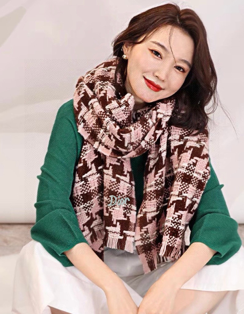 NO:188402,The new Dior girls are coming out to explode. The black color is really invincible and classic. It is not a tacky bleaching. It is just the original color, a high-end color scheme with a little rice. ~ 100% pure cashmere~ Specification 45*186 Houndstooth scarf, which makes people love it and feel as soft as clouds. If you see the real thing, you will know what makes Suo scarf pale, and it debuts in the C position!  The skin is so soft that the heart melts and will not prick at all!  High-version scarf, high-version scarf, dior19860909Dior新款姑娘们出来炸街啦 黑色系色调真的无敌经典了.不是俗气的漂白.就本色调,带点米的高级配色.～百分百纯山羊绒～ 规格45*186 千鸟格围巾,让人爱不释手,触感如云朵般柔软.如果你看到实物,就知道什么是让suo有围巾黯然失色,妥妥的C位出道！ 接触皮肤软到心都化了,一点也不会扎！高版本围巾,高版本围巾,dior,scarf