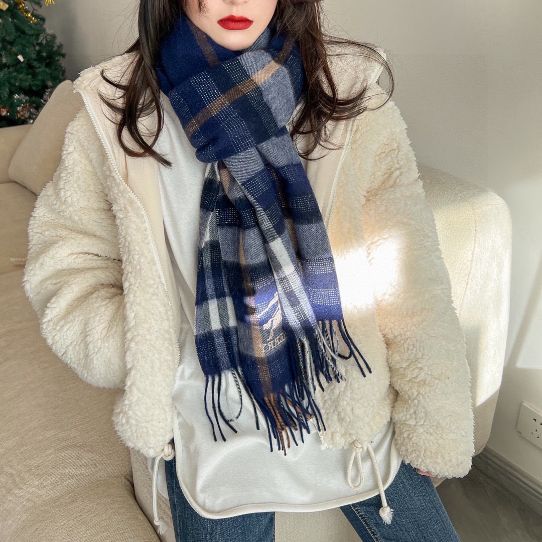 NO:188408,Burberry burberry counter-grade classic cashmere plaid scarf!  !  A must-have recommendation for the True Fragrance Series!  The latest quality of the counter is currently replaced with a new white label with pure handmade four-corner seam!  !  The classic among the classics is the most awesome!  !  All other F-goods are so weak, real and pure cashmere!  This export specification has always been our ace reputation series. It must be won and won countless fans, and the sisters have to give themselves a complete one!  !  !  In short, a good product is waiting for you. The double-sided cashmere has very clear and beautiful water ripples. The only batch of good products is this. I really don’t make up for it after selling it. I get what you pay for. The factory said that this product will not place an order again. The customer provided yarn, dyed, and set the color again. It will take half a year to toss and turn!  There are only one batch this year, not many!  The touch is soft and fluffy, luxurious and textured!  !  A serious good thing!  Size 40*200 high-version scarf, high-version scarf, burberry, burberry19860909巴宝莉burberry专柜级经典羊绒格子围巾！！真香系列必入推荐！专柜最新品相,目前专柜都换上了纯手工四角缝白标新标！！经典中的经典.就要最牛的！！其他什么F货都弱爆了,真材实料纯羊绒！这个出口单规格一直是我们王牌口碑系列,必入圈粉无数无数姐妹们怎么都得给自己整一条！！！总之一等一的好货.双面羊绒都有着非常清晰漂亮的水波纹清楚明了的水波纹.好货仅此一批.售完真心没有补.一分钱一分货,工厂说了这款不会再下单,客方提供纱线,再染色,再定色,翻来覆去要半年了！今年就这一批,没有多少条！手感柔软蓬松,奢华有质感！！正儿八经的好东西啊！尺寸40*200高版本围巾,高版本围巾,burberry,burberry,scarf