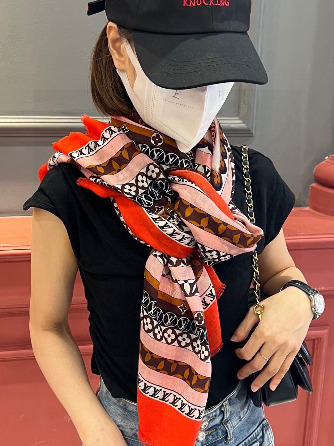 NO:188401,New Year's Day [LV] This style of cashmere long scarf, the counter has a vivid color inkjet process. The quality is super good, the heavy and huge VI price must be purchased by customers, and the recommended price is strongly recommended, the hand is slow, don't go to the counter to buy it is absolutely the same price, the price is really good, this size is not big or small, it is very easy to match, the quality is super good, you will understand the high-end quality, the high-end details are what you see, the heavy and huge VI price must be purchased by customers, 110*200cm, the top cashmere long scarf, the high-end scarf, the high-end scarf, the louis vuitton19860909上新真心赞【LV】薄羊绒长巾本款 羊绒长巾专柜同步喷墨工艺呈现鲜活色彩.品质超级好重磅巨献VI价客户必入推荐强烈推荐手慢无千万别去专柜买绝对一模一样价格真心好,这个size不大不小特别好搭配,品质超级好拿到手就会懂的高端品质,高端细节所见即所得重磅巨献VI价客户必入推荐110*200cm,顶级羊绒长巾高版本围巾,高版本围巾,louis vuitton,scarf