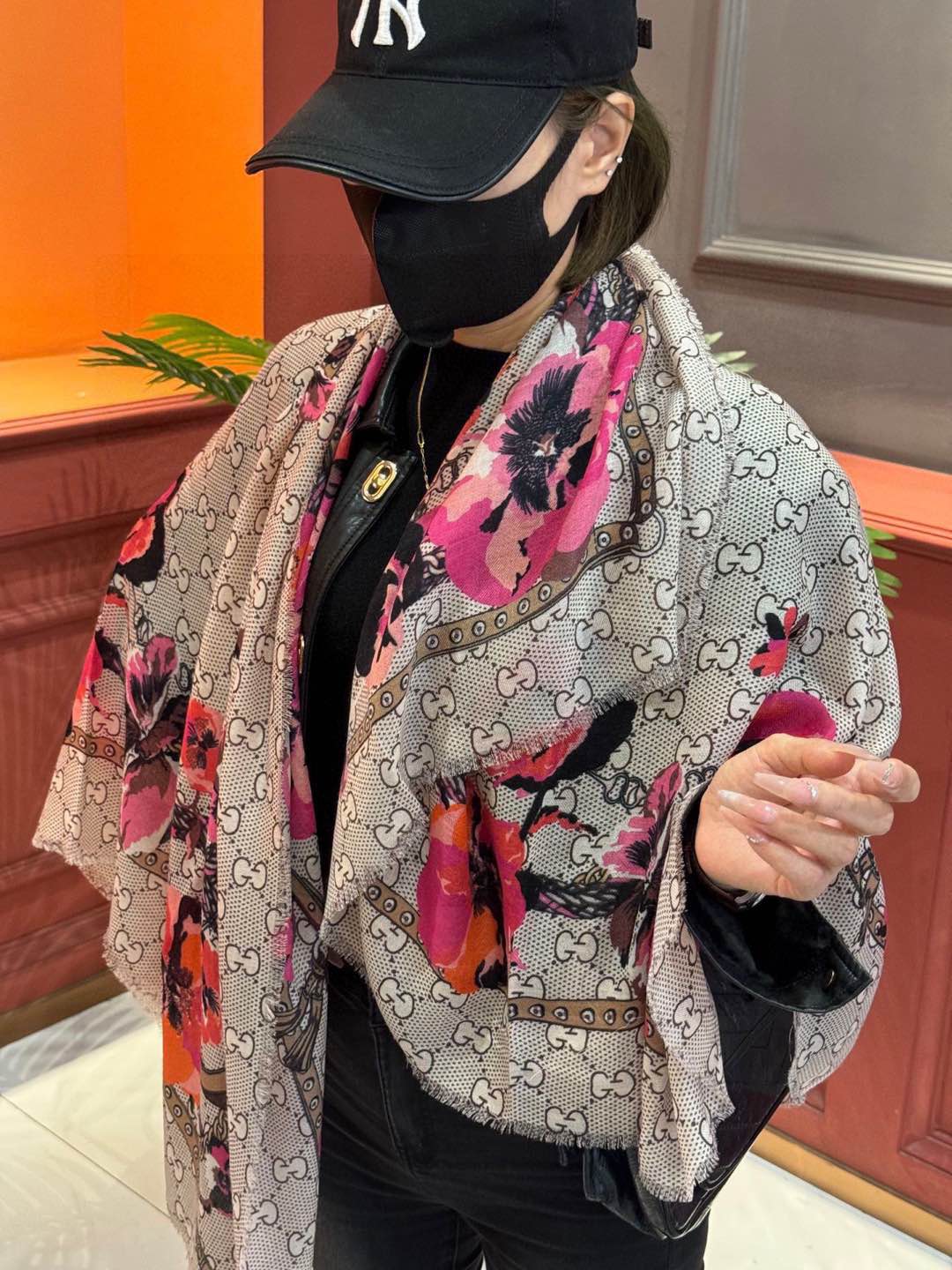 NO:188404,The hot products are shipped. Real overseas original products - the authentic products bought from overseas took a month to draw the draft. If you want to make them, we will do the best. One flower and four colors surprise me so much that it is really beautiful. It is recommended that you can buy every color. 140.140 top 300 cashmere high-version scarves, high-version scarves19860909爆款出货 真正的海外原版货——从海外买的正品花了一个月画稿打版,要做咱们就做最好的 一花四色每色都把我惊艳到了真的是美极了,建议每色都可入 140.140顶级300支羊绒高版本围巾,高版本围巾,scarf