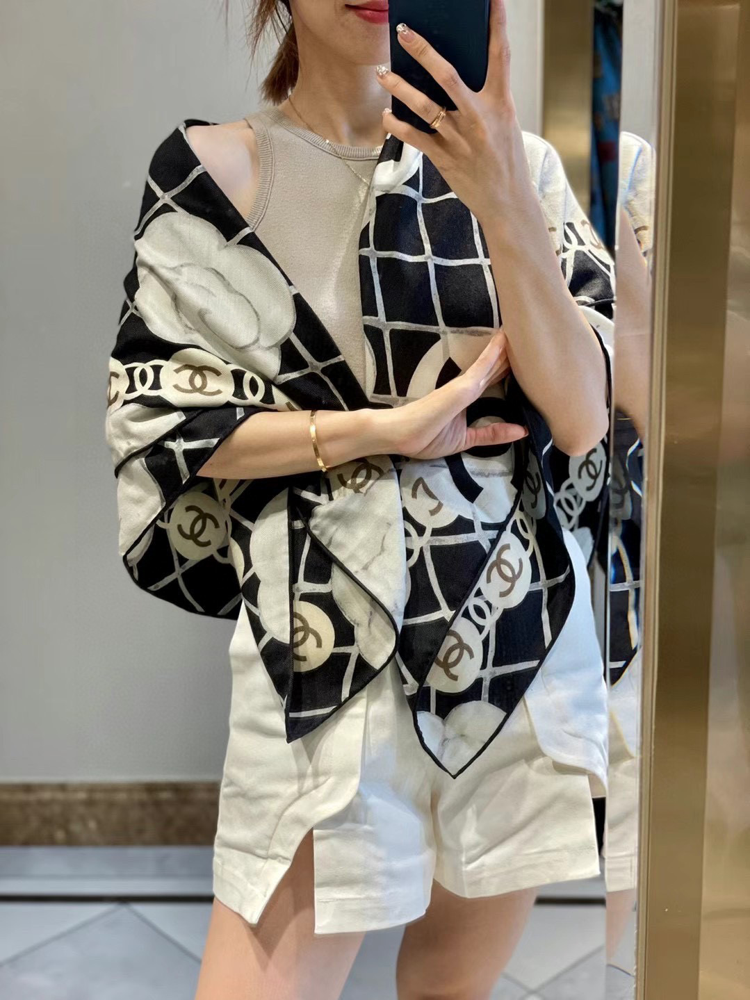 NO:188413,[Salute to the classics] coco Chanel camellia, no need to speak too much, everyone you love understands, this year we upgraded all aspects, choose gold size 110*110, the same color on the front and back, use quality to achieve classics, keep the classics forever, three-color spot high-version scarf, high-version scarf, chanel, gold19860909【致敬经典】 coco Chanel 山茶花  无需过多言语 爱的人都懂 今年我们升级各方面 选用黄金尺寸110*110 正反面同色 用品质成就经典,将经典永留存 三色现货高版本围巾,高版本围巾,chanel,gold,scarf