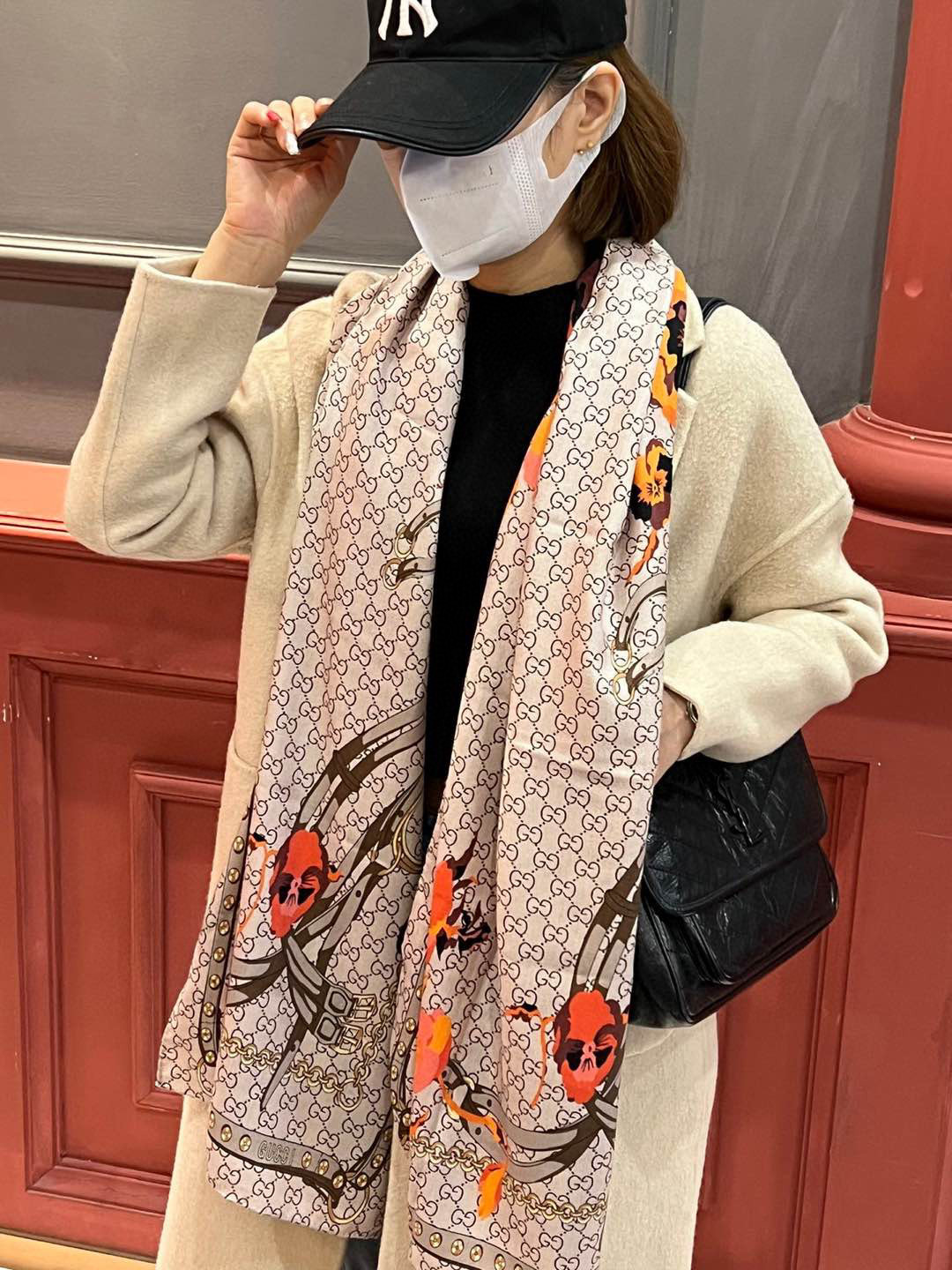 NO:188416,[Gucci double-sided two-color floral cashmere scarf ~ super raising complexion!  High-end feminine!  】Cashmere scarf can be so beautiful!  !  !  Gucci's double-sided floral cashmere scarf is really high-end!  The signature floral colors and clothing show great taste!  !  The new fusion of Gucci's signature floral elements and presbyopia GG, luxurious and elegant, thin cashmere feel, and the double-sided and two-color design is really great!  Paired with white shirts in spring and summer is even more elegant and fashionable. Paired with coats in autumn and winter is super delicious. Sisters who know how to match must buy them!  !  Soft and smooth!  It gives the scarf a very easy to shape, a very heavy and luxurious design, but the upper body looks unique in a unique style!  Simple base with this scarf, simple matching gives people a very comfortable and tasteful big brand feel... Recommended!  !  Size specifications 60*180cm double-sided double-color printing and dyeing technology cashmere long scarf, high-version scarf, gucci,shirts19860909【Gucci双面双色花卉羊绒围巾~超级抬气色！高级女人味！】羊绒围巾也能这么美！！！Gucci这款双面花卉羊绒围巾真的好高级！招牌的花卉花色搭配服饰很显品味！！Gucci招牌花卉元素和老花GG的新融合,奢华优雅感,薄薄的羊绒手感,双面双色的设计真的很赞！春夏搭配白衬衫更是又气质又时髦,秋冬搭配大衣超级显品味,懂得搭配的姐妹一定要入手！！柔软软糯顺滑！赋予了围巾非常容易造型,非常重磅奢华的设计,上身却别样衬得人高贵气质！简单的打底配此款围巾,简单的搭配却给人非常舒适有品味的大牌感…推荐！！尺寸规格60*180cm双面双色印染工艺羊绒长巾高版本围巾,高版本围巾,gucci,shirts,scarf