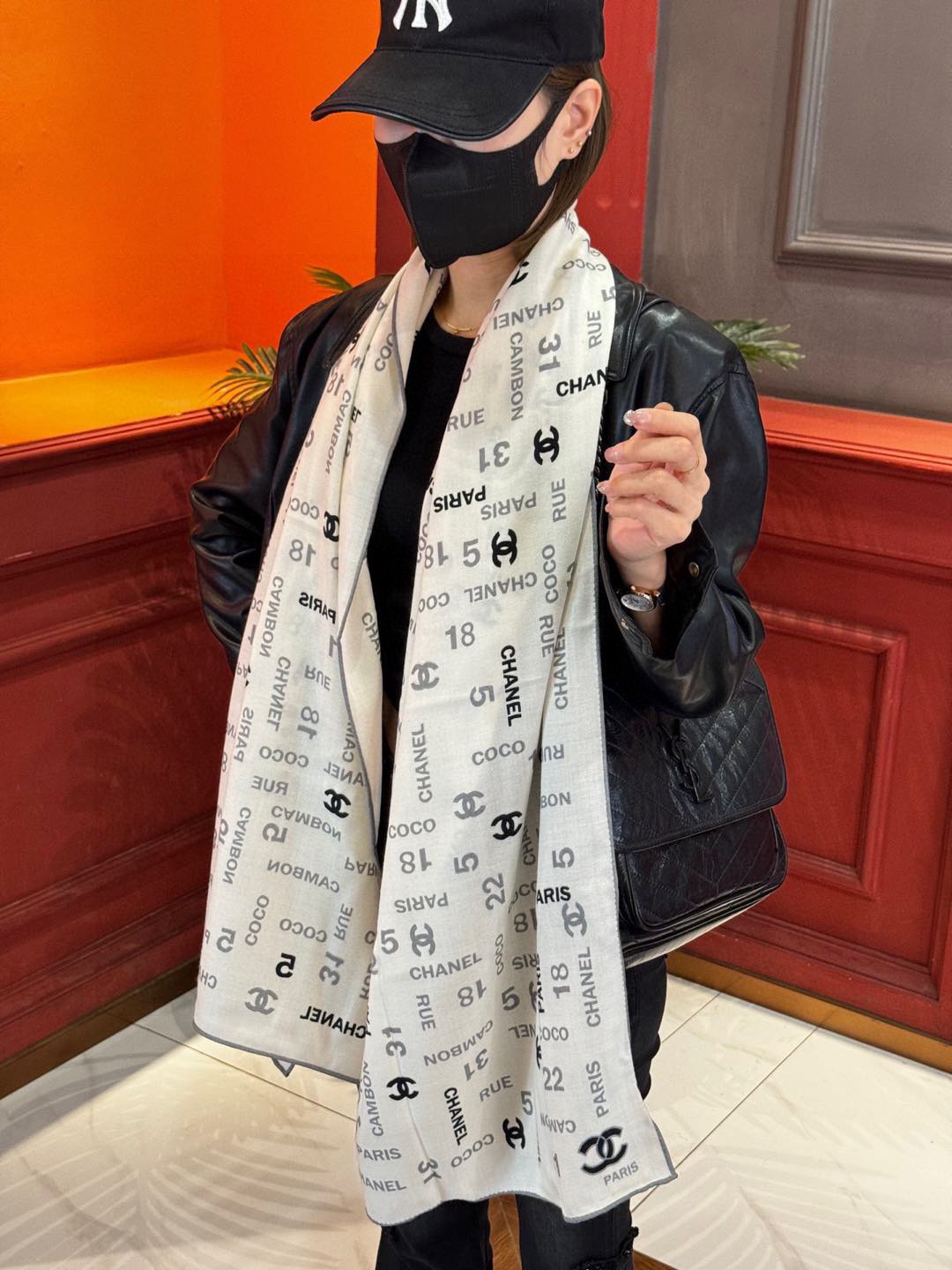 NO:188419,New 【Chanel】 Classic camellia elegant Coco style, Chanel's latest diamond velvet scarf~ The temperament is in the bones, the fabric of the new season of Grandma is super high-end, really soft, smooth, and very tough. It is not easy to be easily hooked!  The new series released this year~ is really beautiful with this design. Chanel's silk scarf is definitely a representative of elegance. A small-scented silk scarf will give you the best match!  !  Must-enter!  The upper body effect is so elegant and elegant, very lively. The layers are elegant and the texture is layered to create a gorgeous and not ostentatious sense of celebrity. The pattern is dotted diamond pattern design~ the lines feel more textured, and the powder must be added. The size of 60*180 is really beautiful. The upper body effect is really beautiful (it feels more when paired with clothing, shoes and bags)!  The real thing is definitely more beautiful!  Classic black and white high-version scarf, high-version scarf, chanel, chanel19860909上新【Chanel】 经典茶花优雅Coco风,Chanel最新菱格丝绒大方巾~气质到骨子里,香奶奶新一季的面料超高级,真心超级柔软,丝丝顺滑,韧性很强 不容易被轻易勾丝！今年新出的系列~真的被这样的设计美到,香奈儿家的丝巾绝对是优雅的代表,一条小香的丝巾,给你最好的搭配！！ 必入！上身效果简直优雅气质到不行,非常灵动.层次优雅质感.层层叠叠出醒目而不张扬的华丽名媛感,图案是虚线菱格纹设计~线条感更显质感,香粉必入 60*180的尺寸,上身效果真的不用多说的美(搭配服饰鞋包更有感觉)！实物绝对更美！经典黑白色高版本围巾,高版本围巾,chanel,chanel,scarf