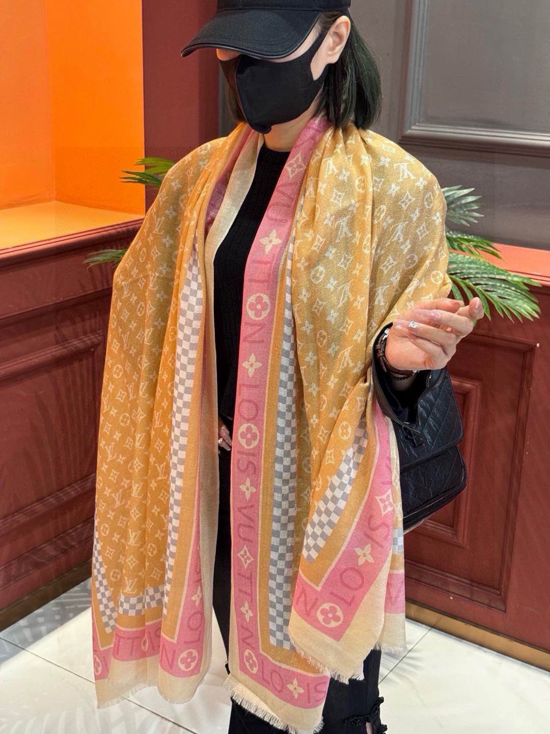 NO:188400,The shiny scarf silver silk cashmere long scarf counter synchronization is truly praised by Donkeys [L letters and pattern long scarf] Louis Vuitton classic Monogram pattern with colored borders adds a gorgeous style. It is highly recommended that the size is not big or small, especially easy to match. The quality is super easy to get. The high-end quality will be understood by hand. The high-end details are what you see and what you get is the heavy and huge VIP customers must enter Recommended size 110*200cm cashmere high-version scarf, high-version scarf, louis vuitton, louis vuitton, louis vuitton, louis vuitton19860909会发光发亮的围巾银丝羊绒长巾专柜同步真心赞驴家【L字母与花纹长巾】路易威登经典 Monogram 图案搭配彩色边框再添华美格调.强烈推荐手慢无这个size不大不小特别好搭配,品质超级好拿到手就会懂的高端品质,高端细节所见即所得重磅巨献VIP客户必入推荐尺寸110*200cm羊绒高版本围巾,高版本围巾,louis vuitton,louis vuitton,louis vuitton,scarf