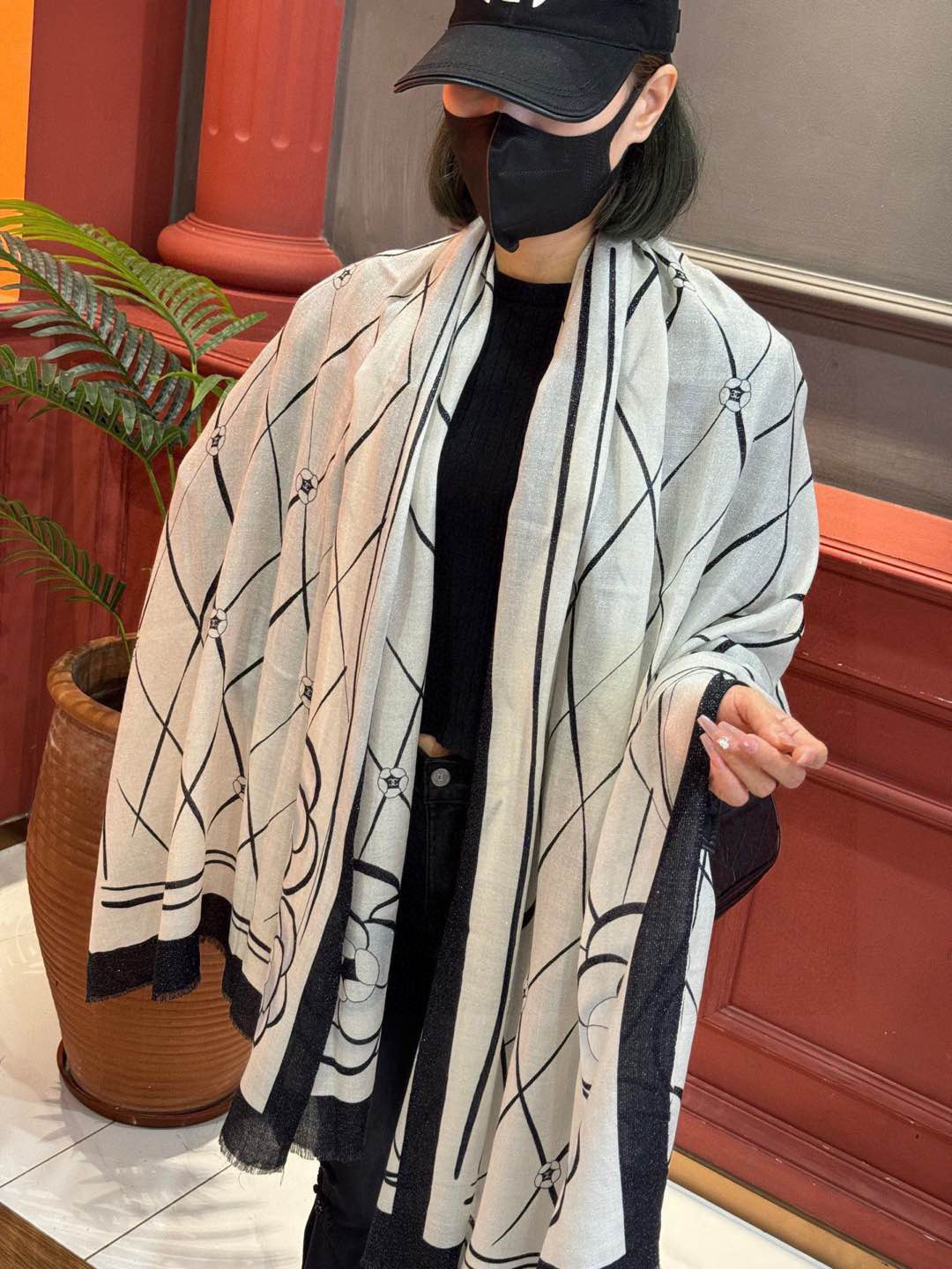 NO:188406,New scarf that will shine. New customer-supplied silver thread cashmere fabric long scarf. Beautiful [Tear] [Xiaoxiang Camellia silver thread icon], the imperial palace-level top-quality new counter for sale. Pure cashmere sequins unique design style plus rich Xiangjia's special splicing pattern printing. Extremely beautiful. Really, the upper body is extremely luxurious and high-end. Rare~ Small expensive~ Look good or not. Look at it yourself. Size 105x200cm. Large long scarf, top-level pure cashmere high-version scarf, high-version scarf, chanel19860909上新 会发光发亮的围巾 新款客供银线羊绒面料长巾 美翻了[流泪]【小香山茶花银线图标】,御用殿堂级极品新款专柜在售 纯羊绒亮片独特设计风格加上富有香家本季特色拼接图案印花 美丽至极 真的 上身极为奢华上档次 稀有～小贵～好看不好看自己看吧 尺寸105x200cm 大长巾,顶级纯羊绒高版本围巾,高版本围巾,chanel,scarf