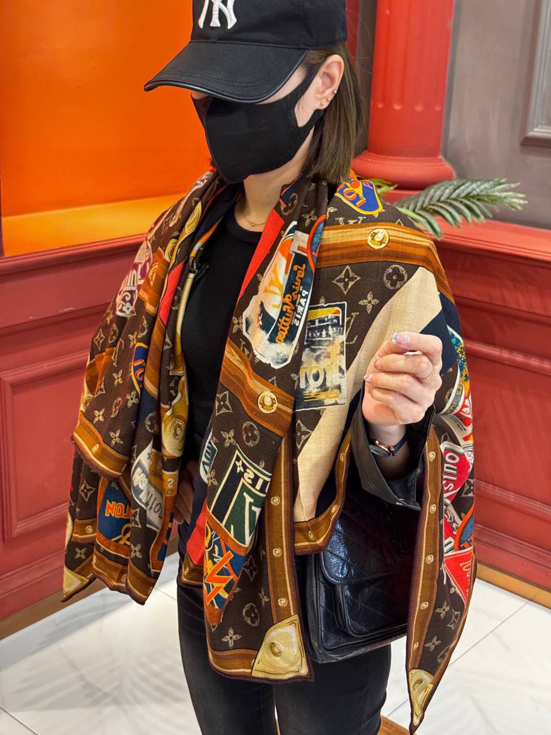 NO:188415,【LV】News Louis Vuitton A high-quality product worthy of details. Cut details, defeat market goods from a small piece of color matching. 140 square scarf. Two colors. Welcome to compare the details of ordinary market goods. High-quality scarf, high-quality scarf, louis vuitton, louis vuitton.19860909【LV】上新 路易威登 一款值得品细节的高货 抠细节,从一个小块的配色去打败市场货 140方巾 二个配色 欢迎对比市场普通货细节 高版本围巾,高版本围巾,louis vuitton,louis vuitton,scarf