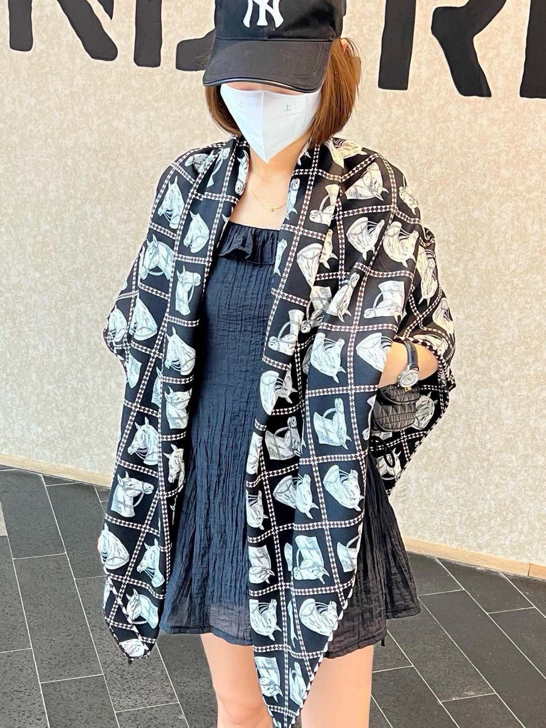 NO:188425,New double-sided and same color, using classic Hermes horse head element design, hand-curled cashmere and silk-blend shawl (70 cashmere, 30 mulberry silk). This shawl is made of classic cashmere and silk-blend fabric, soft and light, and easy to wear. A must-have for air-conditioned rooms!  Ideal for cold or slightly cool nights. Size 140 x 140 cm | Since this shawl is made of hand-curled edges, it may be slightly different from the indicated sizes, high-version scarves, high-version scarves, hermes, real silk, shawls19860909上新双面同色 采用经典爱马仕马头元素设计,手工卷边山羊绒和真丝混纺披肩（70山羊绒,30桑蚕丝）. 这款披肩采用经典山羊绒和真丝混纺面料,柔软轻盈,佩戴方便.空调房必备！寒冷时分或微凉夜间的理想之选. 尺寸140 x 140厘米 | 由于这款披肩采用手工卷边,与标示的尺寸或会略有不同高版本围巾,高版本围巾,hermes,real silk,shawls,scarf