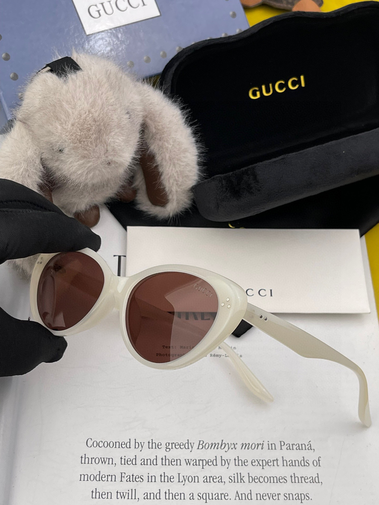  Gucci   经典的小框设计，不挑脸型，无论搭配大衣还是连衣裙都非常显气质尼龙偏光镜片预防紫外线 型