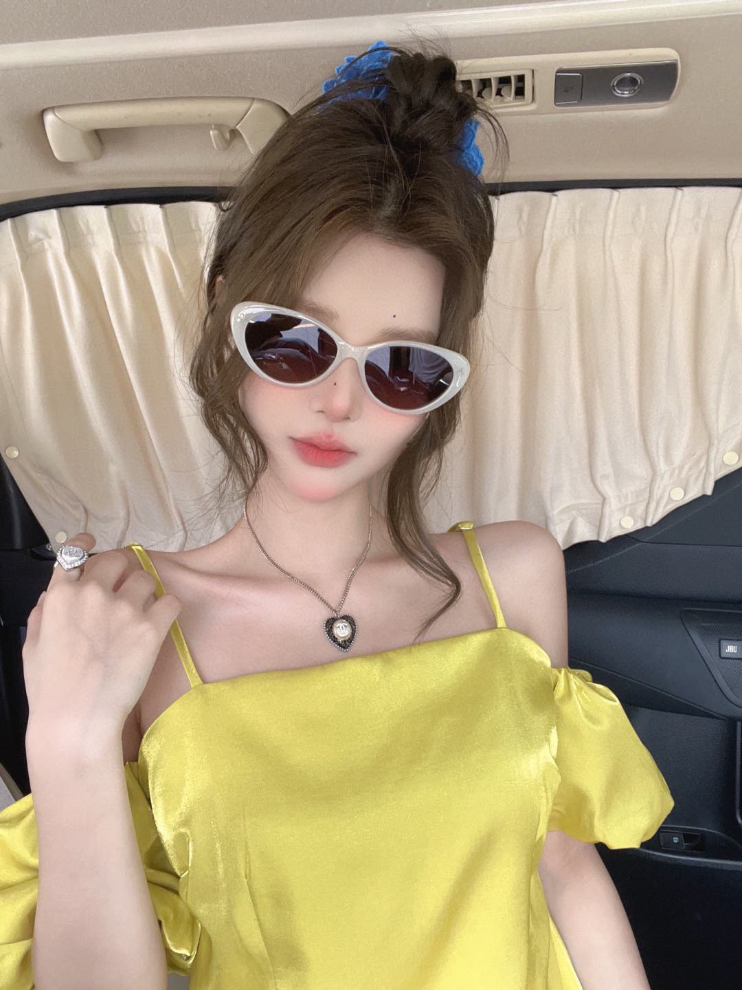  Gucci   经典的小框设计，不挑脸型，无论搭配大衣还是连衣裙都非常显气质尼龙偏光镜片预防紫外线 型