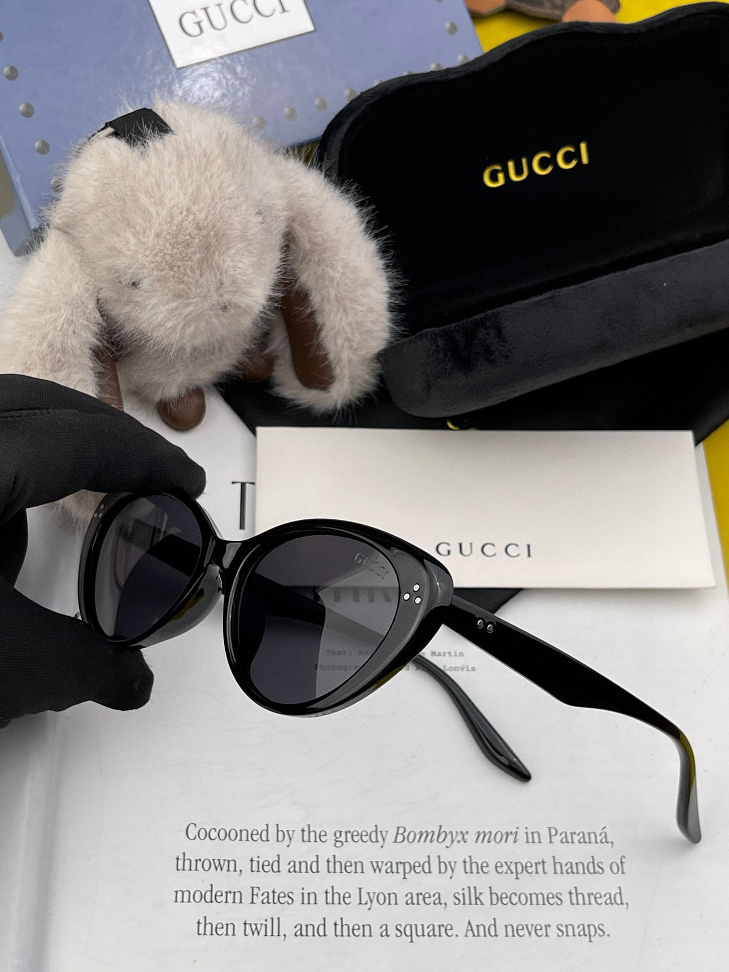  Gucci   经典的小框设计，不挑脸型，无论搭配大衣还是连衣裙都非常显气质尼龙偏光镜片预防紫外线 型