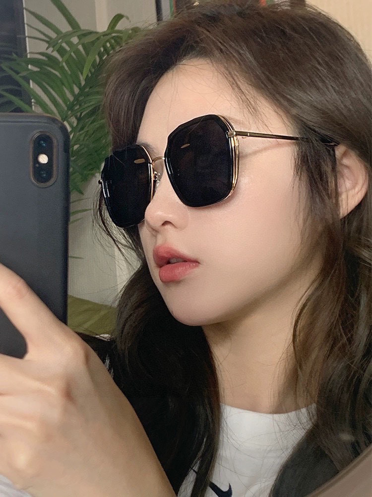   GUCCI 2025开春新款太阳镜 各路网红纷纷带起气场满分‼️ 俏皮甜美.上脸效果更佳.金属质感超