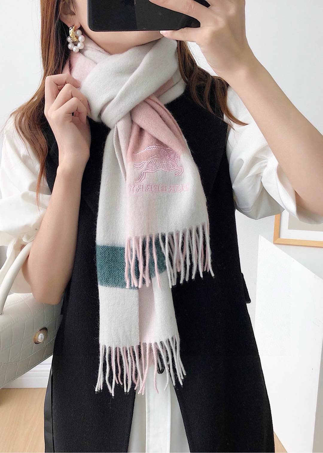 NO:188716,Couple style Burberry is a new super quality and versatile style, with a great quality and great value. The latest export cashmere scarf for men and women. The delicate feel is very good. This type of cashmere scarf is very versatile. It can be matched with a casual jacket or a business suit. The material selection is also very exquisite. It is selected from Alpine cashmere. Universal for men and women. Couple style is super recommended size 180*30 high-version scarf, high-version scarf, burberry, jackets & coats19860909情侣款 巴宝莉 新款超级有品百搭的款,绝对质量好到爆的超值最新出口男女羊绒围巾.手感细腻度非常好关键这类的非常百搭,可以搭配休闲外套也可以搭配商务西服绝对不会不会搭错的款.选料也是很考究的选自阿尔卑斯山羊绒.男女通用 情侣款超级推荐尺寸180*30高版本围巾,高版本围巾,burberry,jackets & coats,scarf