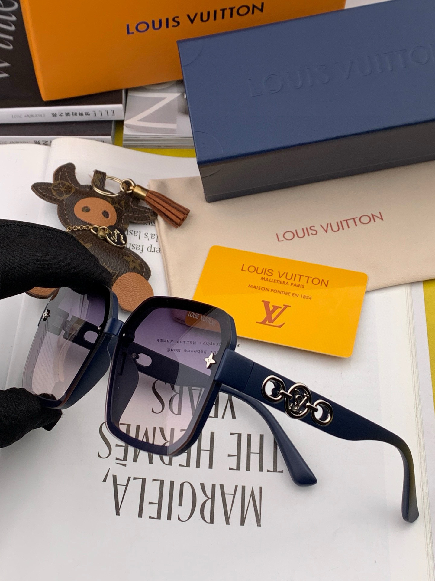   LV 2025新款女士方框太阳眼镜 开车墨镜 新款太阳镜  时尚大方 舒适轻盈 精致奢华 超轻 型号