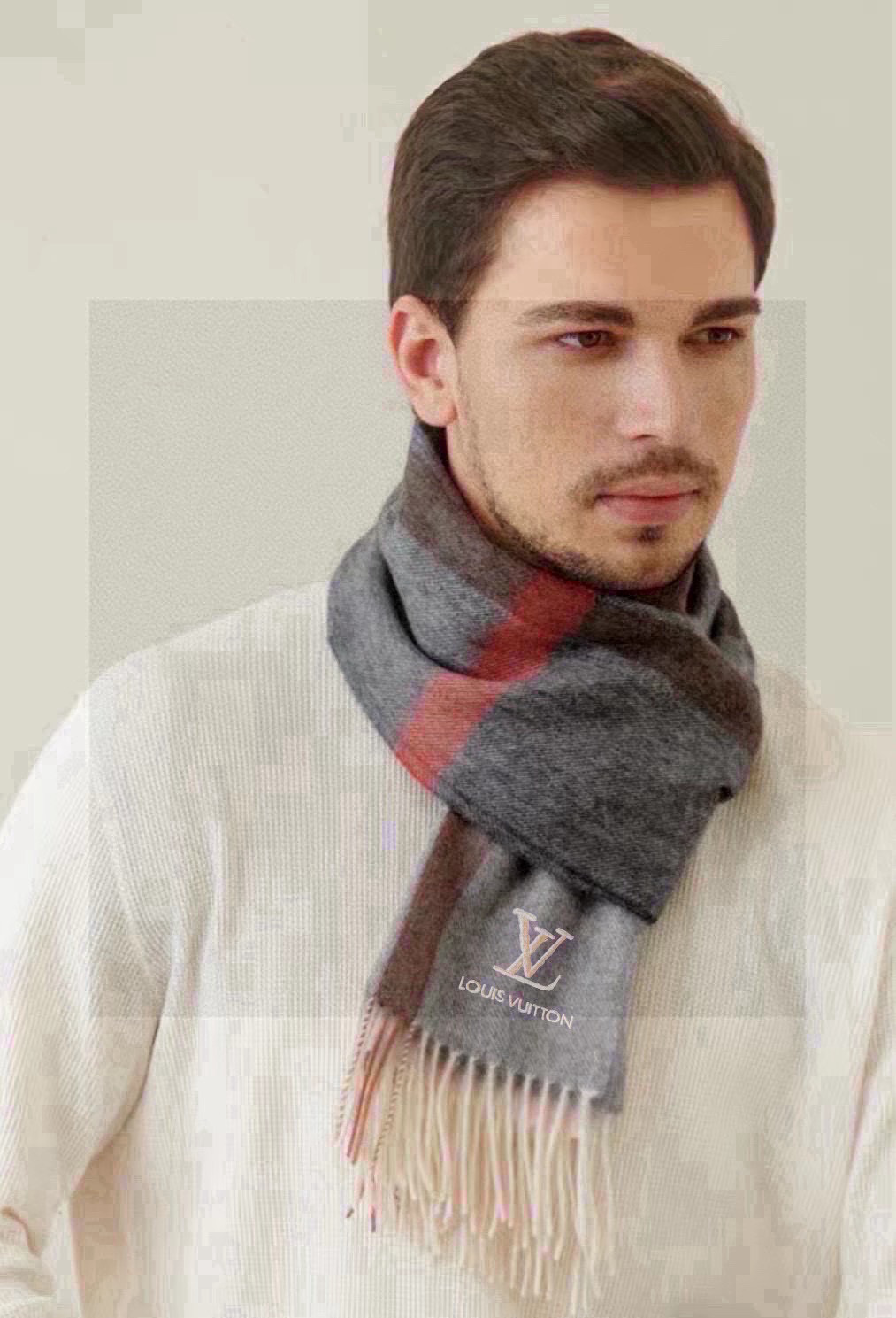 NO:188751,Rare high-end men's style, family welfare LV very formal men's scarf~ fabric loves, very soft, delicate, comfortable, atmospheric and simple, super good-looking male god color, any boy will like, the small logo is very exquisitely embellished, with texture not ostentatious~ Synchronous counter, classic men's 30cm wide wool scarf for men and women, specifications 30-170cm with formal wear or casual wear, it is perfect for folding or circle, gentlemanly stylish ~ two colors of warm demeanor. High-version scarf, high-version scarf, louis vuitton19860909难得的高端男款,家属福利LV非常正的男士围巾~面料大爱,非常柔软细腻舒服大气简约,超级好看的男神配色,任何男生都会喜欢的款吧,小小Logo非常精致的点缀,有质感不张扬~同步专柜,经典男士的30cm宽羊毛围巾男女通用款式,规格30-170cm搭配正装或者搭配休闲装都很合适~对折挂围或者绕圈围都完全可以,绅士有型~有温度的风度两个色.高版本围巾,高版本围巾,louis vuitton,scarf