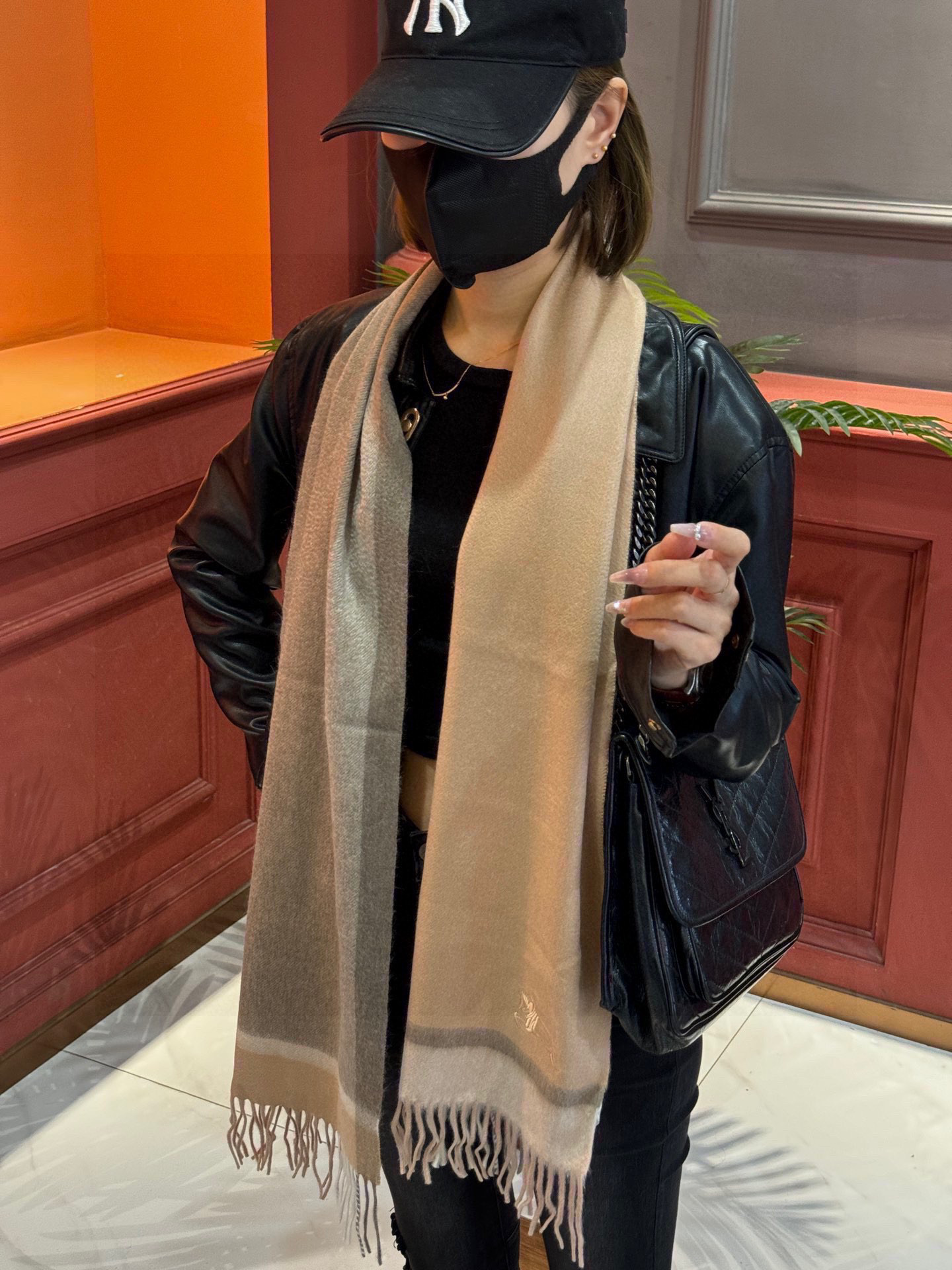 NO:188754,Recommended Burberry New Products ·Couple Style Cashmere Scarf is a top-notch cashmere fiber that takes time and effort, soaked in clear spring water to make the cashmere fiber present a unique fluffy texture, and the feel is so delicate. Only by using the lightweight velvet process can it have a luxurious and soft surface luster. The water ripples are really beautiful. The touch is like a baby's skin. Soft and glutinous. The feel is full of delicate fluff. It has always been synonymous with continuous excellence. This price is absolutely 100% affordable gift gifts and is good!  Absolutely good product, specifications 32*180 cm, ingredients cashmere high-version scarf, high-version scarf, burberry19860909重磅推荐巴宝莉 新品 ·情侣款 羊绒围巾臻选上乘的山羊绒纤维,耗时耗力,再以清泉水浸泡涤荡,使羊绒纤维呈现出独特的蓬松质感,手感才如此细腻,采用轻缩绒工艺,才有奢华柔和的表面光泽水波纹真的太美好了,触感犹如婴儿的肌肤 软软糯糯 手感满满地都是细腻的绒毛一直是精益求精的代名词,这个价格绝对百分之百的实惠送礼自留都不错！绝对好货 规格32*180 cm,成分羊绒高版本围巾,高版本围巾,burberry,scarf