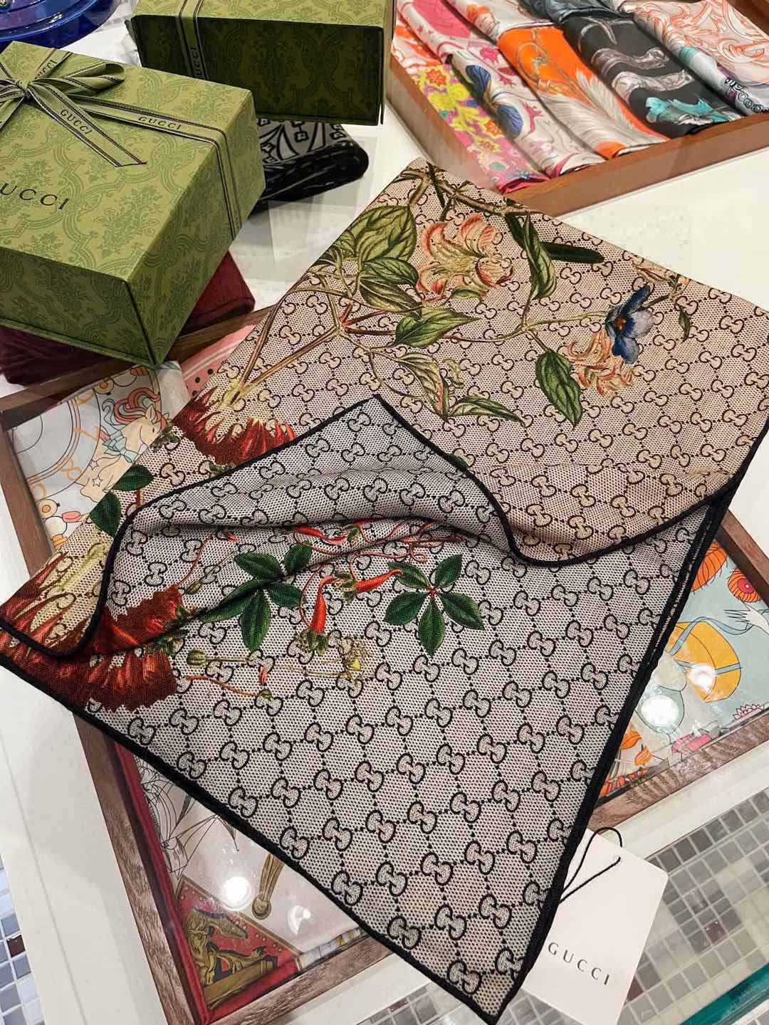 NO:188779,[Gucci double-sided two-color floral cashmere scarf ~ super raising complexion!  High-end feminine!  】Cashmere scarf can be so beautiful!  !  !  Gucci's double-sided floral cashmere scarf is really high-end!  The signature floral colors and clothing show great taste!  !  The new fusion of Gucci's signature floral elements and presbyopia GG, luxurious and elegant, thin cashmere feel, and the double-sided and two-color design is really great!  Paired with white shirts in spring and summer is even more elegant and fashionable. Paired with coats in autumn and winter is super delicious. Sisters who know how to match must buy them!  !  Soft and smooth!  It gives the scarf a very easy to shape, a very heavy and luxurious design, but the upper body looks unique in a unique style!  Simple base with this scarf, simple matching gives people a very comfortable and tasteful big brand feel... Recommended!  !  Size specifications 60*180cm double-sided double-color printing and dyeing technology cashmere long scarf, a high-version scarf, a high-version scarf, gucci,shirts19860909【Gucci双面双色花卉羊绒围巾~超级抬气色！高级女人味！】羊绒围巾也能这么美！！！Gucci这款双面花卉羊绒围巾真的好高级！招牌的花卉花色搭配服饰很显品味！！Gucci招牌花卉元素和老花GG的新融合,奢华优雅感,薄薄的羊绒手感,双面双色的设计真的很赞！春夏搭配白衬衫更是又气质又时髦,秋冬搭配大衣超级显品味,懂得搭配的姐妹一定要入手！！柔软软糯顺滑！赋予了围巾非常容易造型,非常重磅奢华的设计,上身却别样衬得人高贵气质！简单的打底配此款围巾,简单的搭配却给人非常舒适有品味的大牌感…推荐！！尺寸规格60*180cm双面双色印染工艺羊绒长巾,一个高版本围巾,高版本围巾,gucci,shirts,scarf