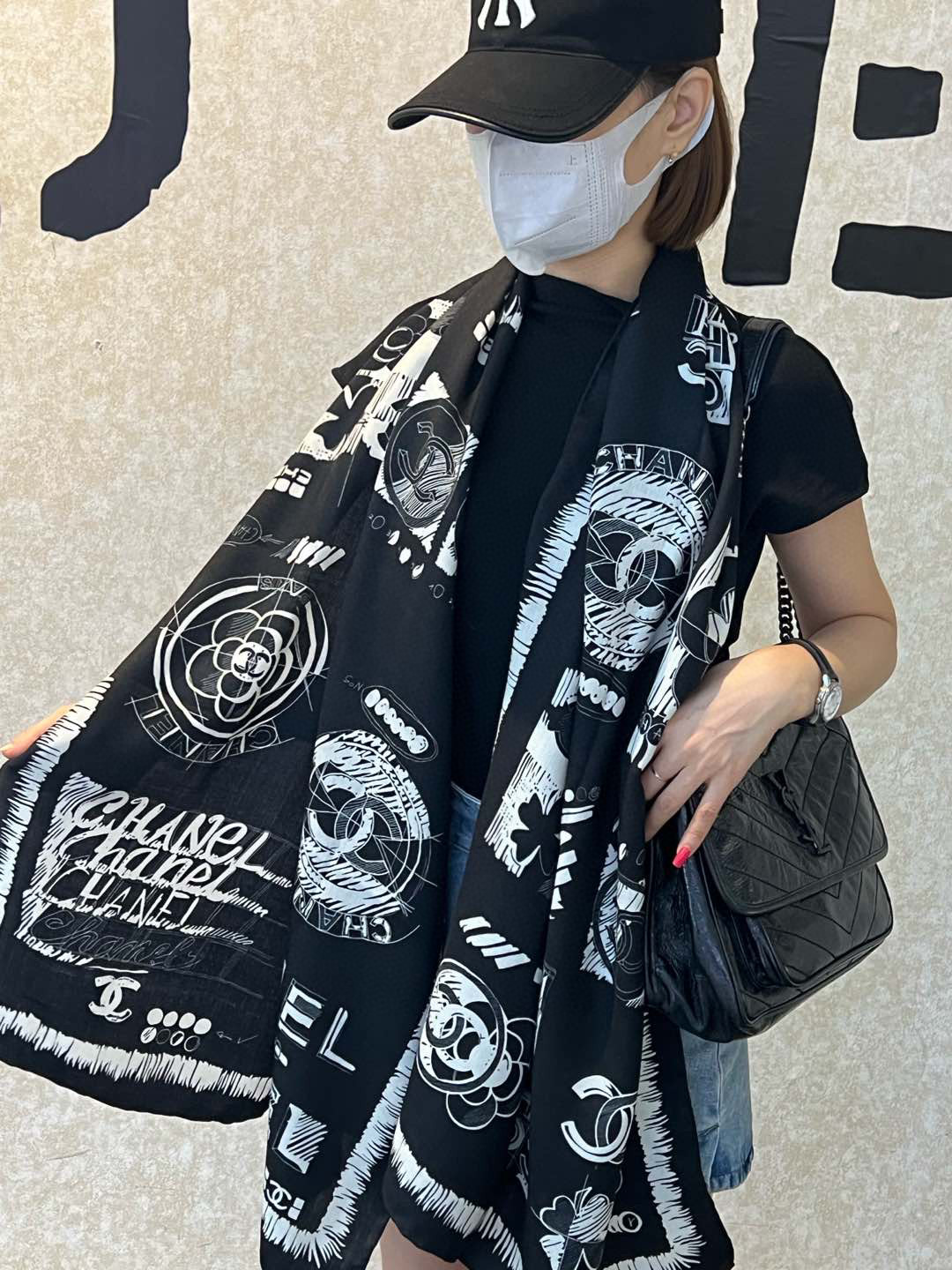 NO:188747,Unparalleled new High quality Hand-made curled Chanel C Black and white always classic 65*185 Double sided and same color High-version scarf, High-version scarf, Chanel19860909无与伦比上新 高品质 手工卷边 Chanel C 黑白始终经典 65*185 双面同色 高版本围巾,高版本围巾,chanel,scarf