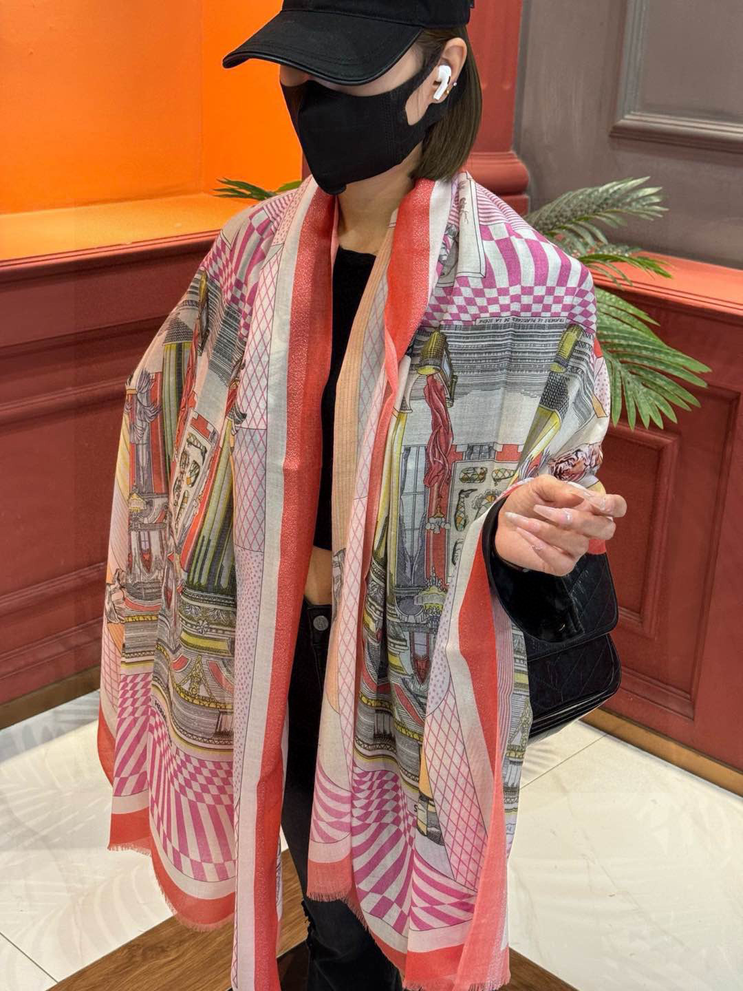 NO:188753,The scarf that will shine. Hermes counter synchronously. I bought it and said it looks good. I recommend the top-quality craftsmanship and value. Hermes counter hot cashmere square scarf with three-dimensional presentation patterns and patterns. The real grade is very high. The special craftsmanship is amazingly developed. Special cutting-edge technology is loved by Bai Fumei. Whether it is the quality, style, price, they scream. Super high cost performance. It is definitely worth buying the top-quality pure cashmere, size 100cm*200cm high-version scarf, high-version scarf, hermes19860909会发光发亮的围巾 爱马仕 专柜同步 买了都说好看羊绒印花推荐顶级工艺超值爱马仕专柜爆款羊绒方巾立体呈现图案纹路实物档次极高特殊工艺高端研发惊艳问世特殊尖端工艺处理受到白富美的喜欢 无论是品质 款式 价格都令大牌控的她们尖叫 超高性价比 绝对值得入手顶级纯羊绒,尺寸100cm*200cm高版本围巾,高版本围巾,hermes,scarf