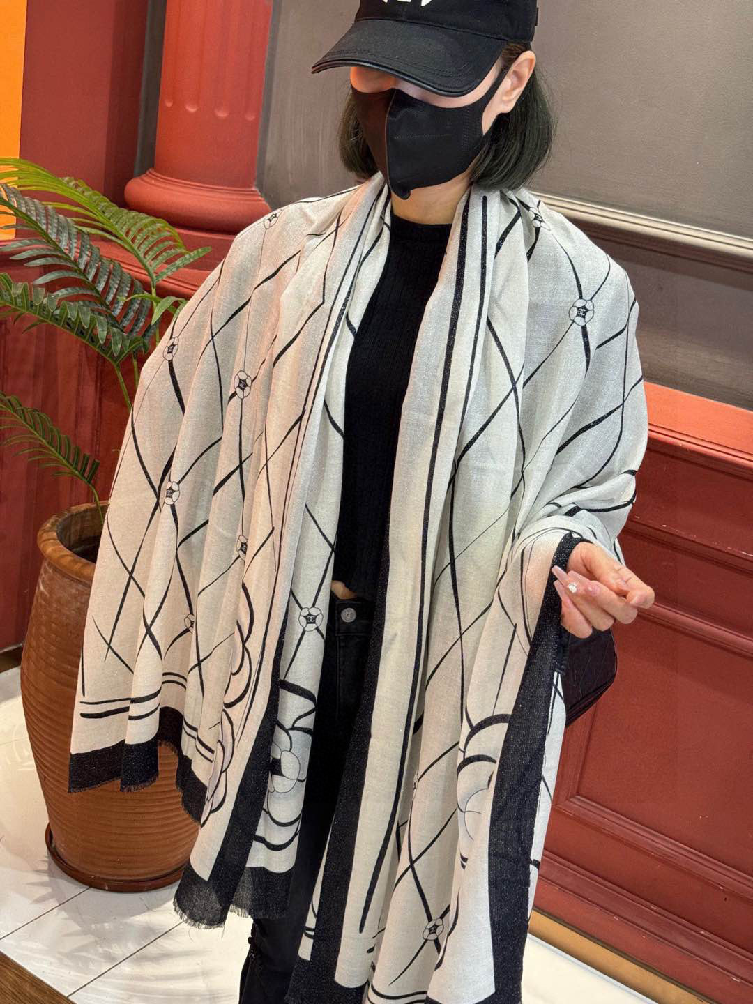 NO:188756,New scarf that will shine. New customer-supplied silver thread cashmere fabric long scarf. Beautiful [Tear] [Xiaoxiang Camellia silver thread icon], the imperial palace-level top-quality new counter for sale. Pure cashmere sequins unique design style plus rich Xiangjia's special splicing pattern printing. Extremely beautiful. Really, the upper body is extremely luxurious and high-end. Rare~ Small expensive~ Look good or not. Look at it yourself. Size 105x200cm. Large long scarf, top-level pure cashmere high-version scarf, high-version scarf, chanel19860909上新 会发光发亮的围巾 新款客供银线羊绒面料长巾 美翻了[流泪]【小香山茶花银线图标】,御用殿堂级极品新款专柜在售 纯羊绒亮片独特设计风格加上富有香家本季特色拼接图案印花 美丽至极 真的 上身极为奢华上档次 稀有～小贵～好看不好看自己看吧 尺寸105x200cm 大长巾,顶级纯羊绒高版本围巾,高版本围巾,chanel,scarf