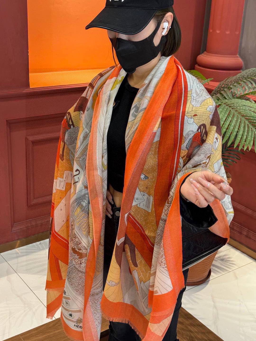 NO:188743,The scarf that will shine. Hermes counter synchronously. I bought it and said it looks good. I recommend the top-quality craftsmanship and value. Hermes counter hot cashmere square scarf with three-dimensional presentation patterns and patterns. The real grade is very high. The special craftsmanship is amazingly developed. Special cutting-edge technology is loved by Bai Fumei. Whether it is the quality, style, price, they scream. Super high cost performance. It is definitely worth buying the top-quality pure cashmere, size 100cm*200cm high-version scarf, high-version scarf, hermes19860909会发光发亮的围巾 爱马仕 专柜同步 买了都说好看羊绒印花推荐顶级工艺超值爱马仕专柜爆款羊绒方巾立体呈现图案纹路实物档次极高特殊工艺高端研发惊艳问世特殊尖端工艺处理受到白富美的喜欢 无论是品质 款式 价格都令大牌控的她们尖叫 超高性价比 绝对值得入手顶级纯羊绒,尺寸100cm*200cm高版本围巾,高版本围巾,hermes,scarf