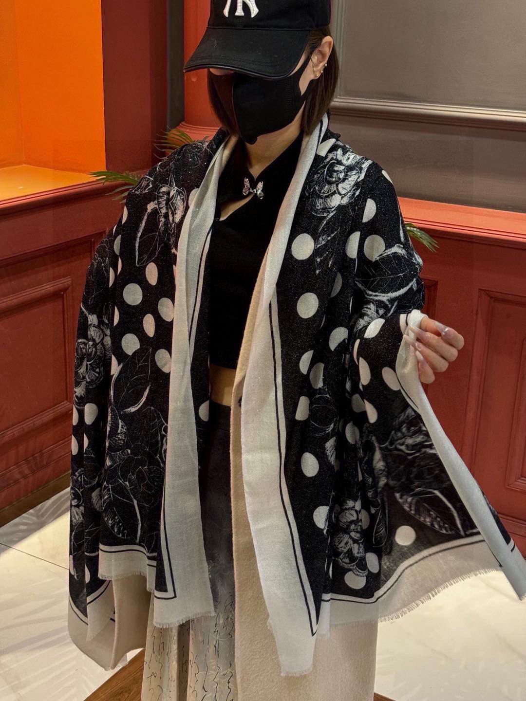 NO:188746,New scarf that will shine. New customer-supplied silver-line cashmere fabric long scarf. Beautiful [Tear] [Small fragrance silver-line icon], the imperial palace-level top-quality new counter is on sale. The unique design style of pure cashmere sequins plus rich Xiangjia's special splicing pattern prints. It is extremely beautiful. Really, the upper body is extremely luxurious and high-end. Rare~ Small expensive~ Look good or not. It's good. Size 100x200cm. Large long scarf, top-level cashmere high-version scarf, high-version scarf, chanel19860909上新 会发光发亮的围巾 新款客供银线羊绒面料长巾 美翻了[流泪]【小香银线图标】,御用殿堂级极品新款专柜在售 纯羊绒亮片独特设计风格加上富有香家本季特色拼接图案印花 美丽至极 真的 上身极为奢华上档次 稀有～小贵～好看不好看自己看吧 尺寸100x200cm 大长巾,顶级纯羊绒高版本围巾,高版本围巾,chanel,scarf