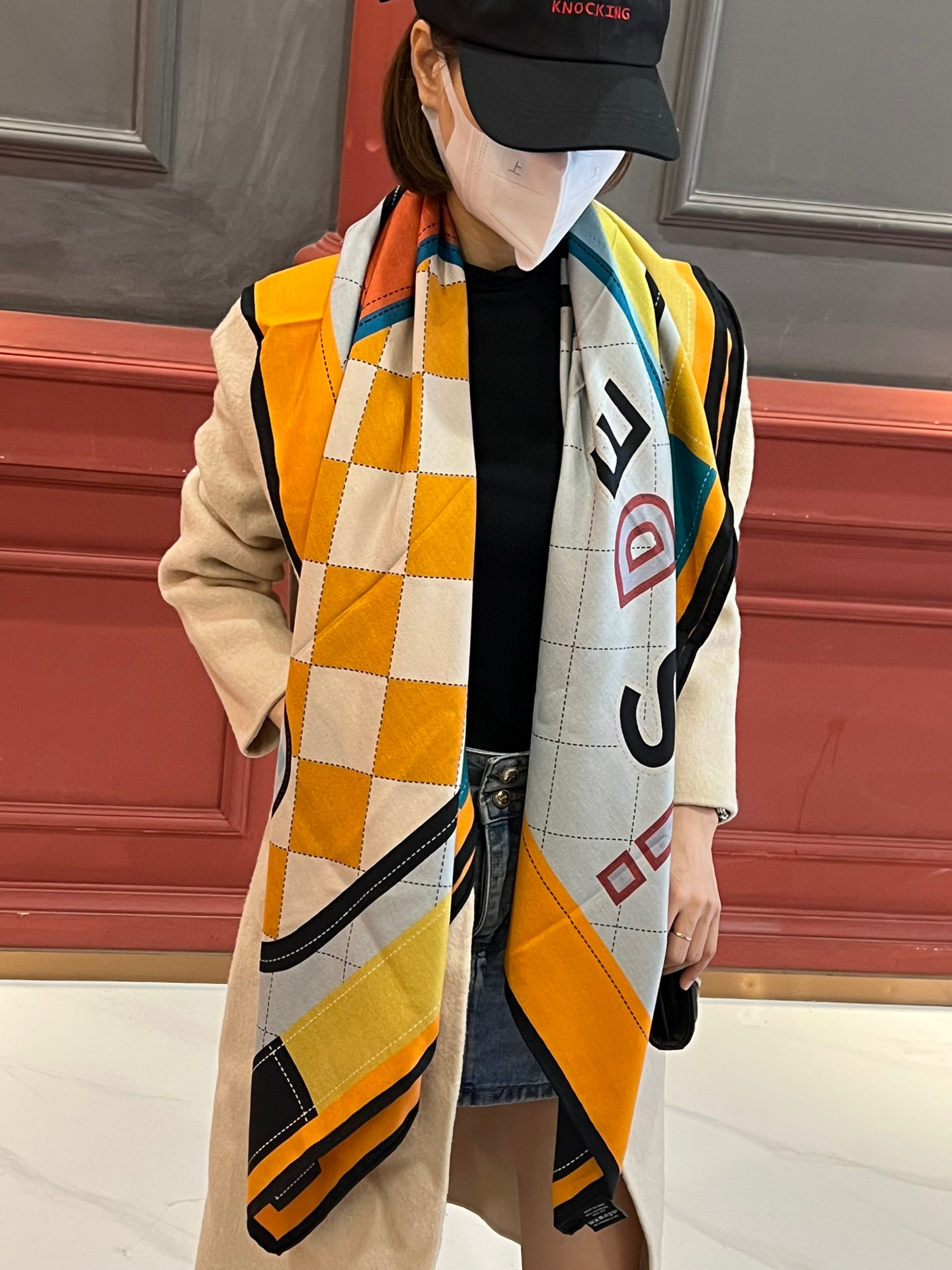 NO:188752,The new double-sided different color 140 velvet square scarf, top-level craftsmanship and value Hermes counter hits three-dimensional presentation pattern patterns and patterns, physical grades, and high-end special craftsmanship and high-end research and development are amazingly launched. Special cutting-edge process is loved by Bai Fumei. Whether it is quality, style, price, they scream, super high cost performance, absolutely worth buying. Size 140cm*140cm, 70 cashmere silk high-version scarf, high-version scarf, hermes, real silk19860909新款双面异色140丝绒方巾,顶级工艺超值爱马仕专柜爆款立体呈现图案纹路实物档次极高特殊工艺高端研发惊艳问世特殊尖端工艺处理受到白富美的喜欢 无论是品质 款式 价格都令大牌控的她们尖叫 超高性价比 绝对值得入手尺寸140cm*140cm,70羊绒真丝高版本围巾,高版本围巾,hermes,real silk,scarf