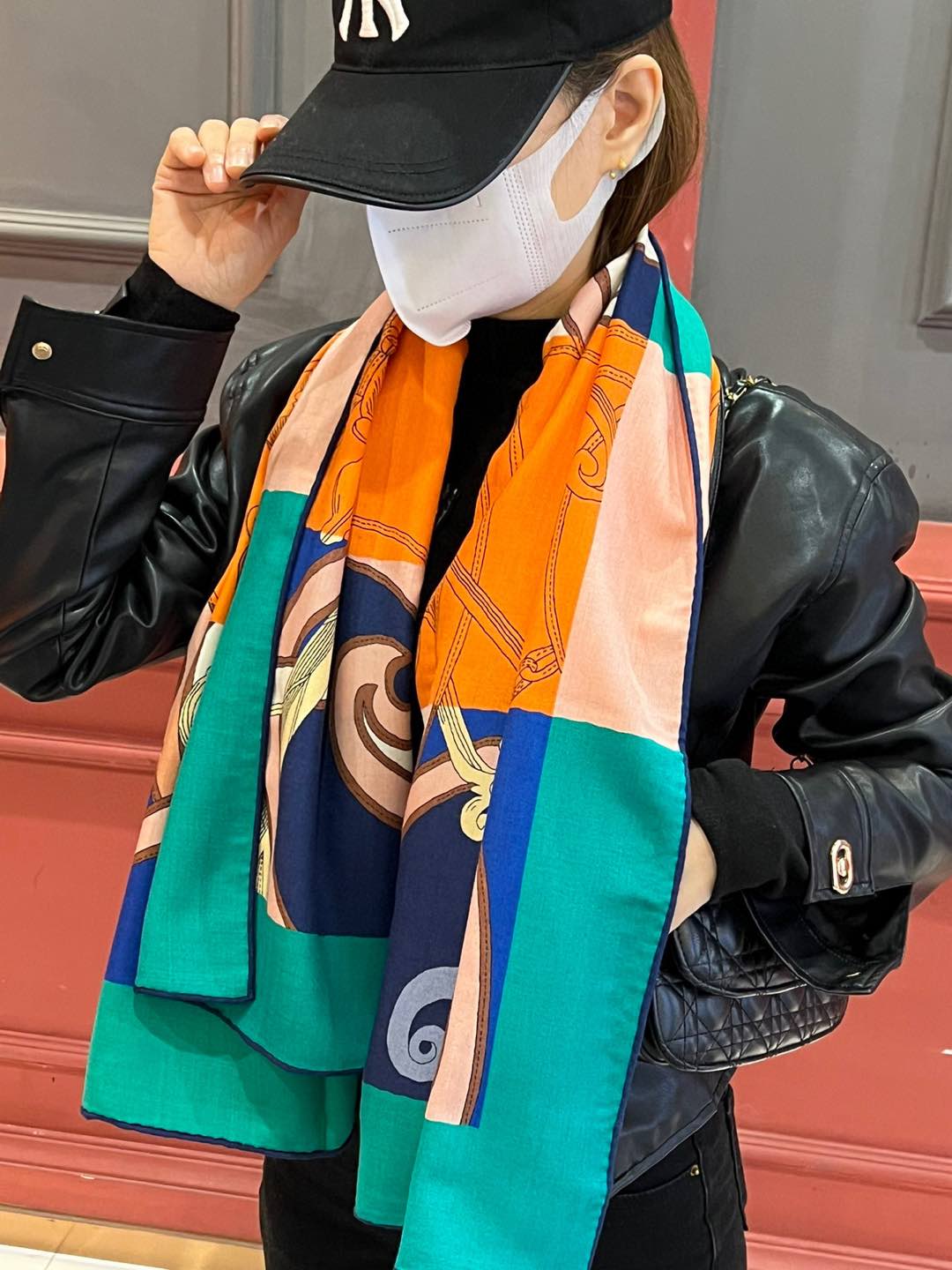 NO:188758,New model recommendation [Equestrian Guidance] 140 velvet square scarf, double-sided same color, top-level craftsmanship and value Hermes counter hot products are three-dimensional presentation patterns and patterns, physical objects, extremely high grade, special craftsmanship and high-end research and development are amazingly launched, special cutting-edge craftsmanship processing is loved by Bai Fumei. Whether it is quality, style, price, they scream, super high cost performance, absolutely worth buying, size 140cm*140cm, 70 cashmere silk high-version scarf, high-version scarf, hermes, real silk19860909新款推荐【马术指导】140丝绒方巾,双面同色,顶级工艺超值爱马仕专柜爆款立体呈现图案纹路实物档次极高特殊工艺高端研发惊艳问世特殊尖端工艺处理受到白富美的喜欢 无论是品质 款式 价格都令大牌控的她们尖叫 超高性价比 绝对值得入手尺寸140cm*140cm,70羊绒真丝高版本围巾,高版本围巾,hermes,real silk,scarf