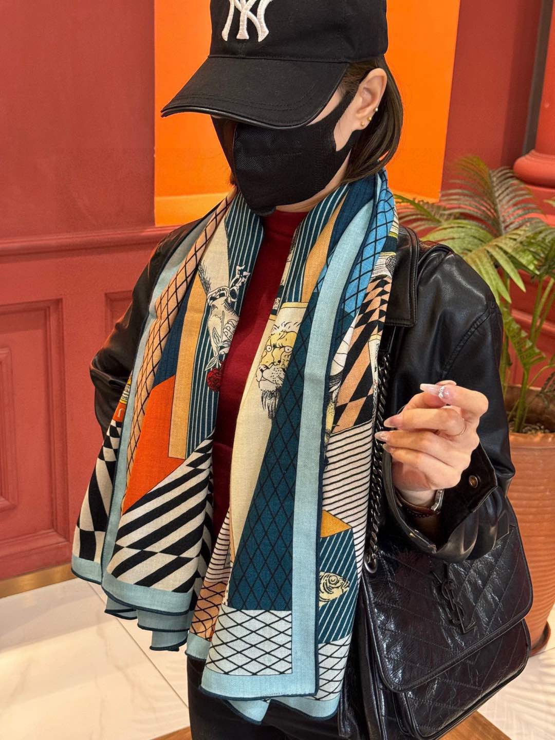 NO:188766,Hermes new double-sided and same color Product name: New Grand Theater fabric velvet size 140*140 This Hermes finishing touch accessories can be worn in various ways, suitable for any clothing. Whether tied around the neck or as a top, belt and headscarf, it is pleasing to the eye. The printing workshop pinal imagery was established in the Vosges region of France in 1796. For two hundred years, the colorful illustrations printed in this printing workshop have spread throughout Europe, and the creative themes of its works are numerous and numerous exotic beasts and flowers, rich craftsmanship, important historical events, fables and legends, and even riddles... Gianpaolo  Pagni was authorized to browse the historical archives of the printing workshop and explore the details behind it. He drew inspiration from some ancient prints he saw to form this fascinating theater scene, while the protagonist in the scene is a variety of wild animals. The clever combination of geometric figures reminds the designer of the designer's creative use of seal patterns and high-version scarves, hermes19860909爱马仕新款双面同色 品名: 新型大剧院面料丝绒尺寸140*140 这款爱马仕点睛配饰可以多种方式佩戴,与任何服饰皆搭配得宜.无论系绕颈间,或作为上衣、腰带及头巾佩戴,皆赏心悦目.印刷工坊pinal imagery于1796年在法国的孚日地区设立.在长达两百年间,这家印刷工坊所印制的彩色插画传遍了整个欧洲,其作品的创作主题更是不胜枚举各种外来的奇珍异兽和花草植物、丰富的工艺种类、历史上的重要事件、寓言和传说,甚至谜语……詹保罗·帕加尼（Gianpaolo Pagni）获权浏览该印刷工坊的历史档案,得以探索其幕后的点滴.他从看到的一些古代版画中汲取灵感,组构出这幅引人入胜的剧院场景,而景中的主人公则是千奇百态的野生动物.几何图形的巧妙组合令人联想到这位设计师善用印章图案的创作特色高版本围巾,高版本围巾,hermes,scarf