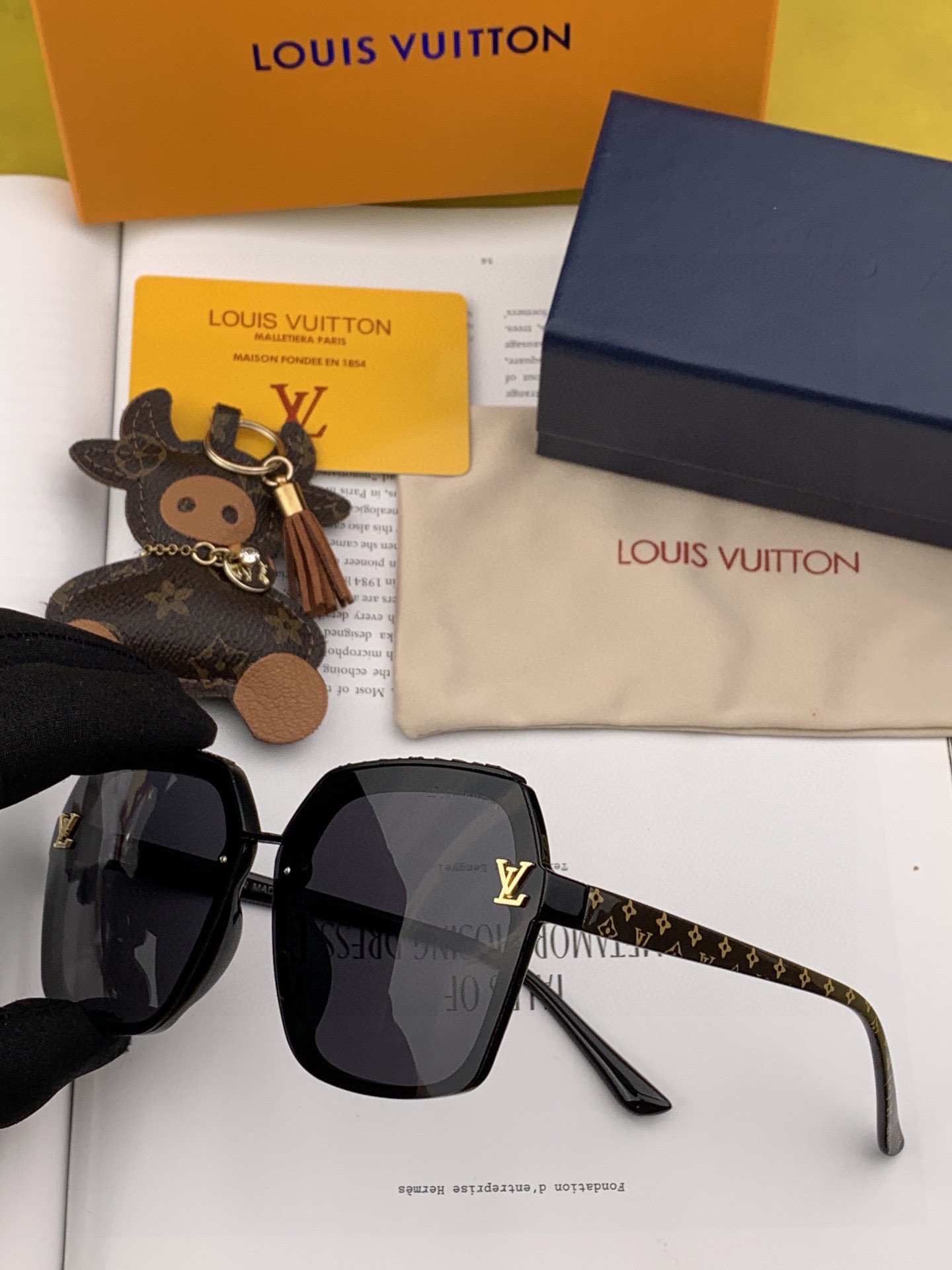  LV 2025年开春新款  潮流爆款 时尚方框太阳镜 高品质 佩戴舒适 网红潮款墨镜 型号L30157