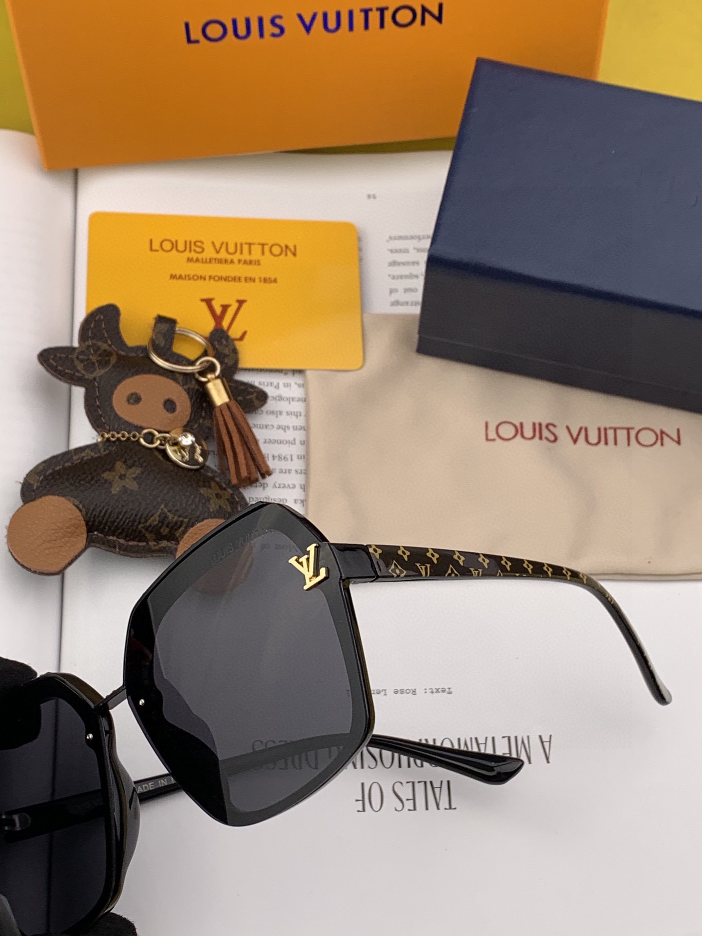  LV 2025年开春新款  潮流爆款 时尚方框太阳镜 高品质 佩戴舒适 网红潮款墨镜 型号L30157