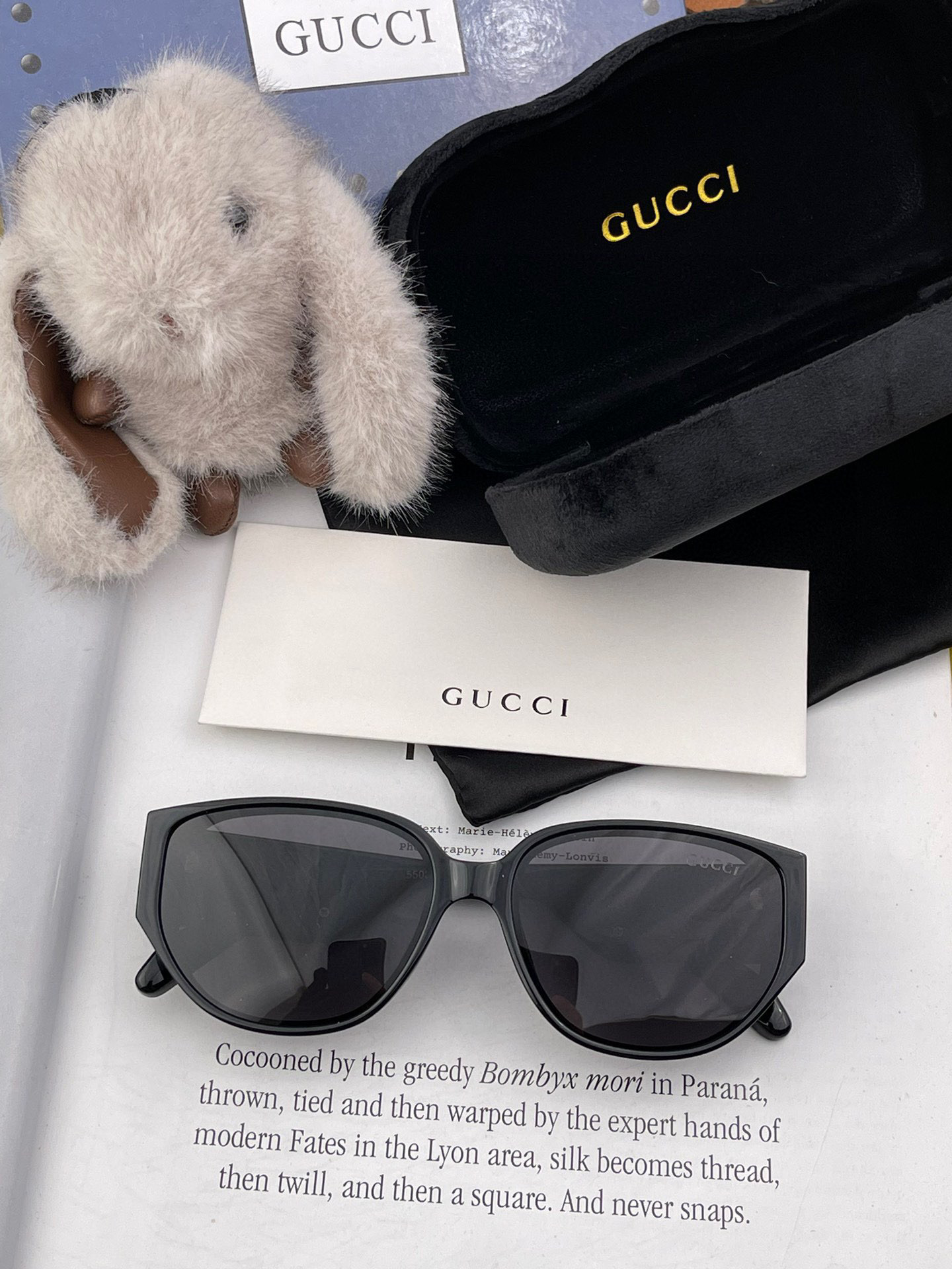  Gucci   经典的小框设计，不挑脸型，无论搭配大衣还是连衣裙都非常显气质尼龙偏光镜片预防紫外线 型