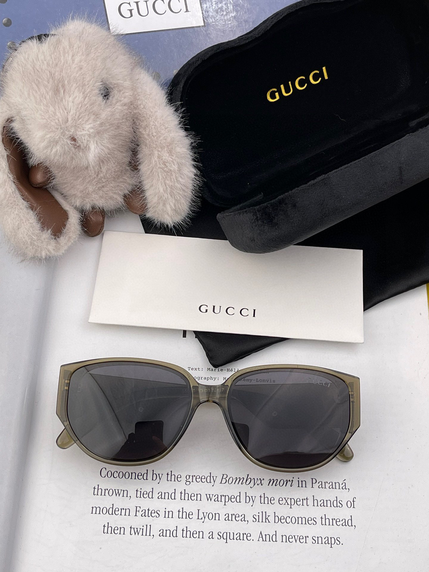  Gucci   经典的小框设计，不挑脸型，无论搭配大衣还是连衣裙都非常显气质尼龙偏光镜片预防紫外线 型