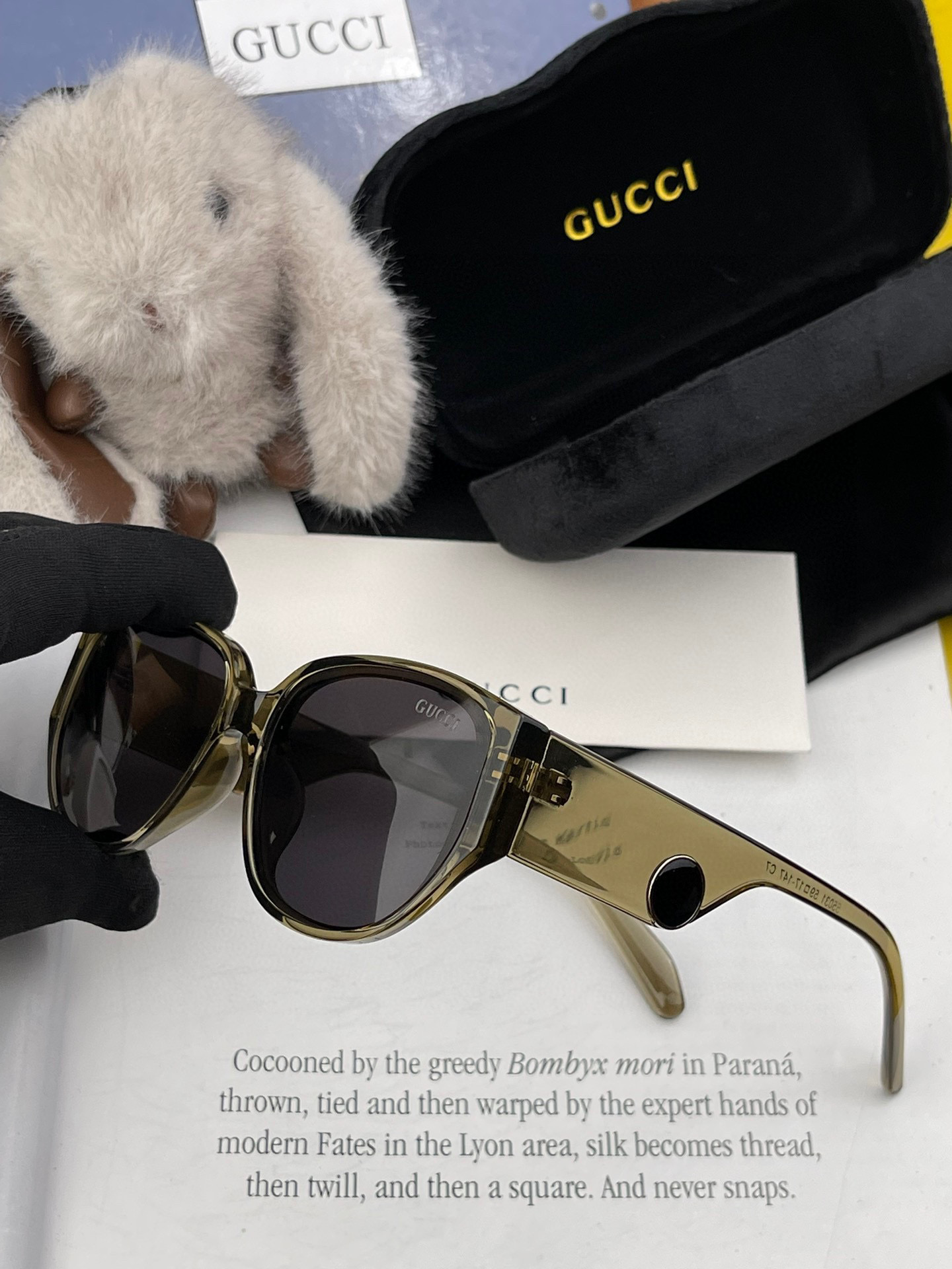  Gucci   经典的小框设计，不挑脸型，无论搭配大衣还是连衣裙都非常显气质尼龙偏光镜片预防紫外线 型