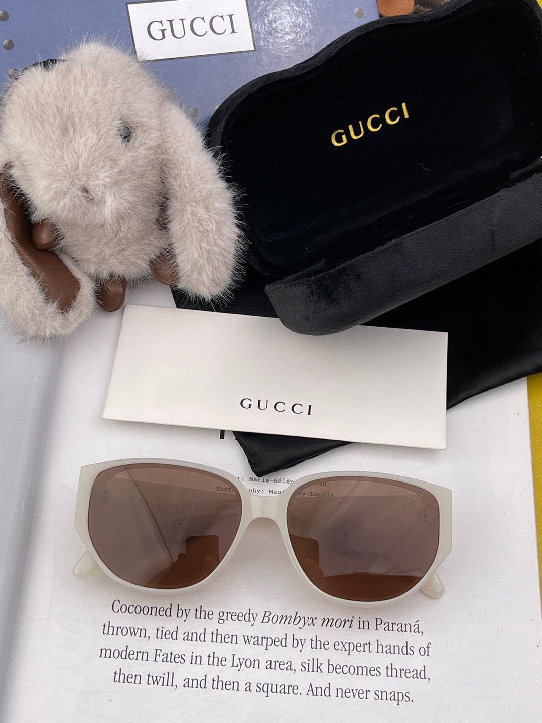  Gucci   经典的小框设计，不挑脸型，无论搭配大衣还是连衣裙都非常显气质尼龙偏光镜片预防紫外线 型