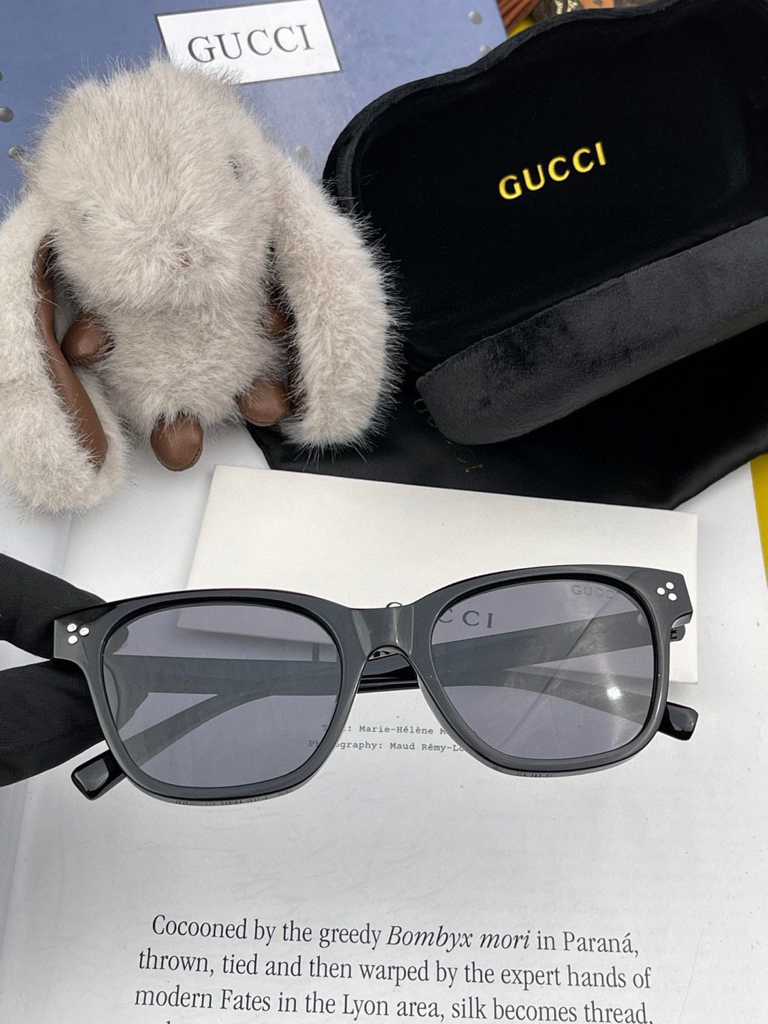   Gucci   经典的小框设计，不挑脸型，无论搭配大衣还是连衣裙都非常显气质尼龙偏光镜片预防紫外线 