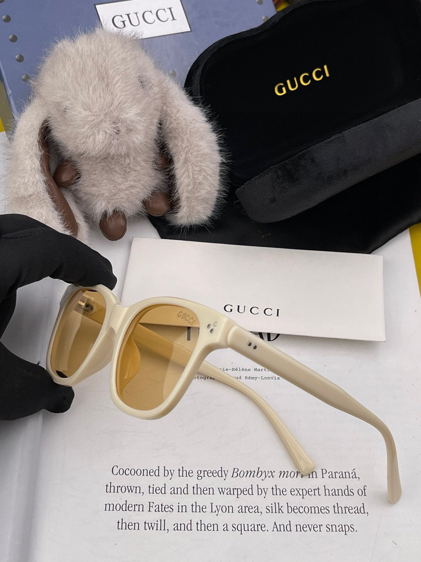   Gucci   经典的小框设计，不挑脸型，无论搭配大衣还是连衣裙都非常显气质尼龙偏光镜片预防紫外线 