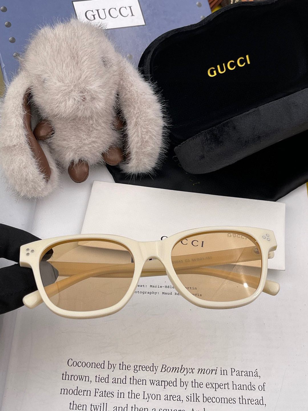   Gucci   经典的小框设计，不挑脸型，无论搭配大衣还是连衣裙都非常显气质尼龙偏光镜片预防紫外线 