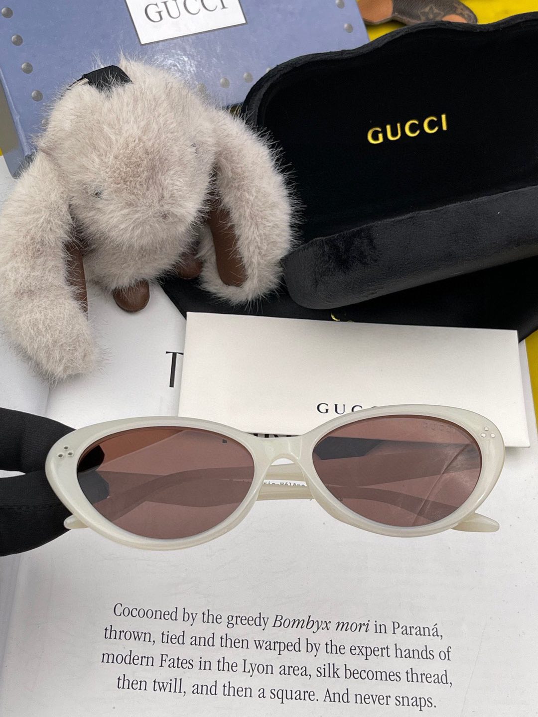  Gucci   经典的小框设计，不挑脸型，无论搭配大衣还是连衣裙都非常显气质尼龙偏光镜片预防紫外线 型