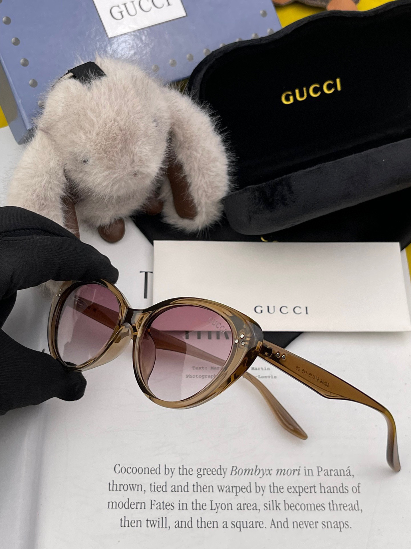  Gucci   经典的小框设计，不挑脸型，无论搭配大衣还是连衣裙都非常显气质尼龙偏光镜片预防紫外线 型
