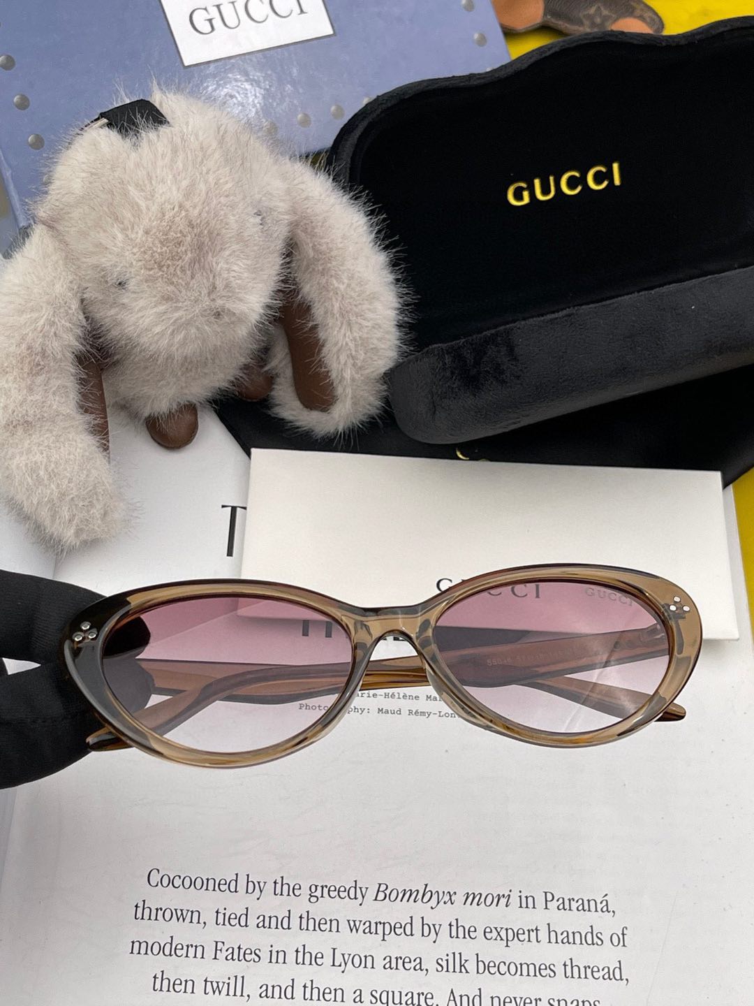  Gucci   经典的小框设计，不挑脸型，无论搭配大衣还是连衣裙都非常显气质尼龙偏光镜片预防紫外线 型
