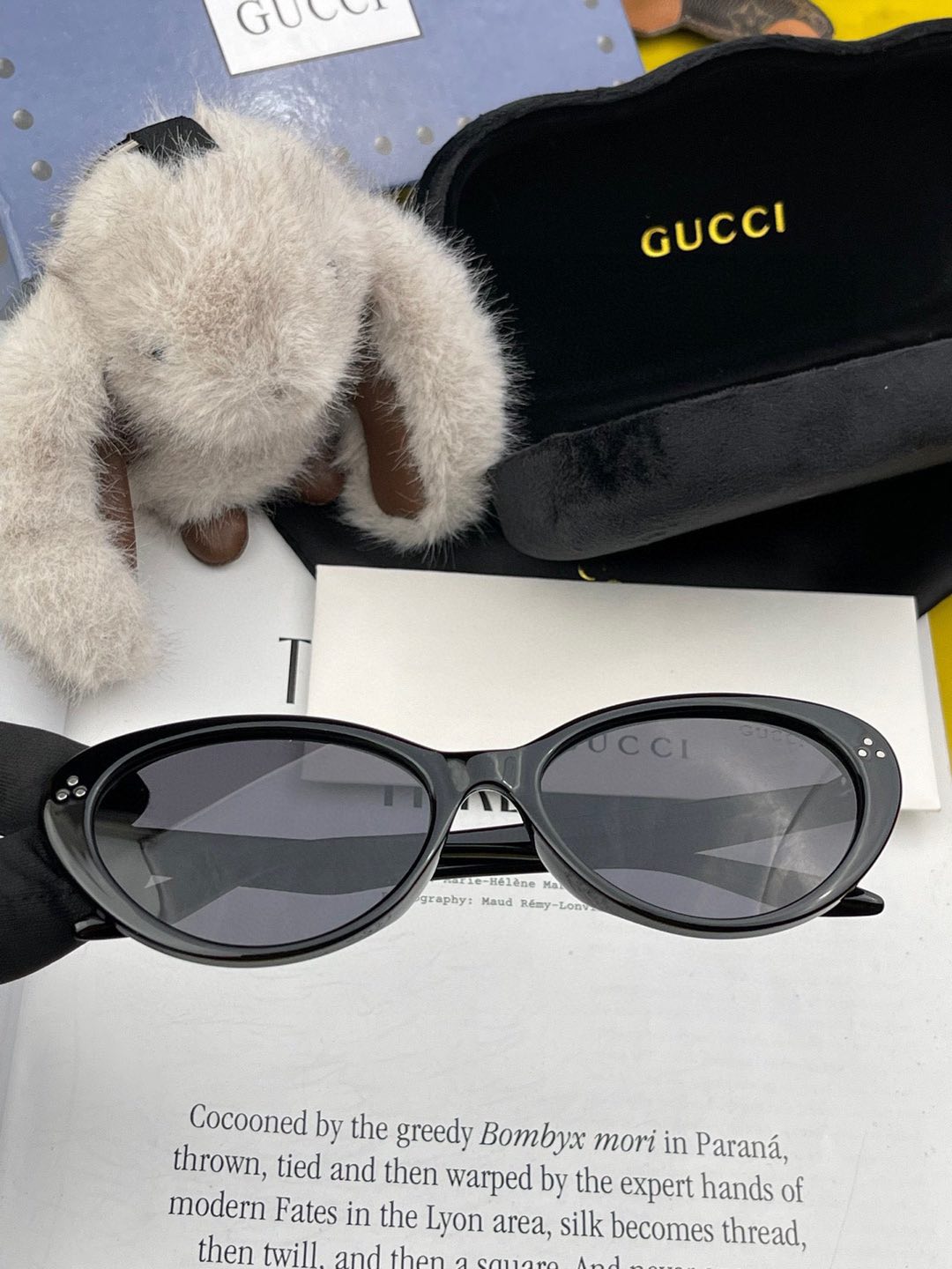  Gucci   经典的小框设计，不挑脸型，无论搭配大衣还是连衣裙都非常显气质尼龙偏光镜片预防紫外线 型